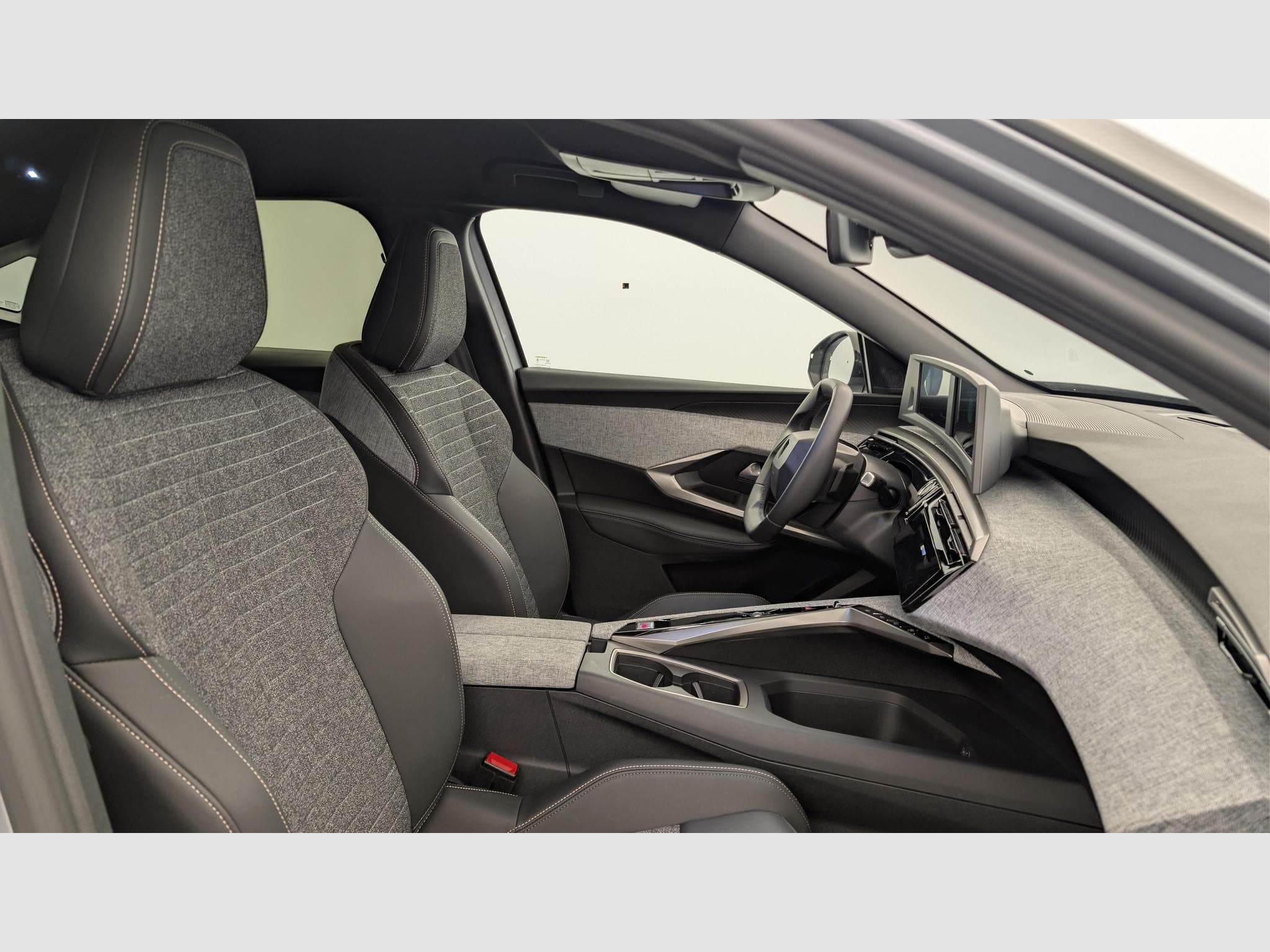 Peugeot 3008 Hybrid 145 e-DCS6 Allure (2025) - Photo 9