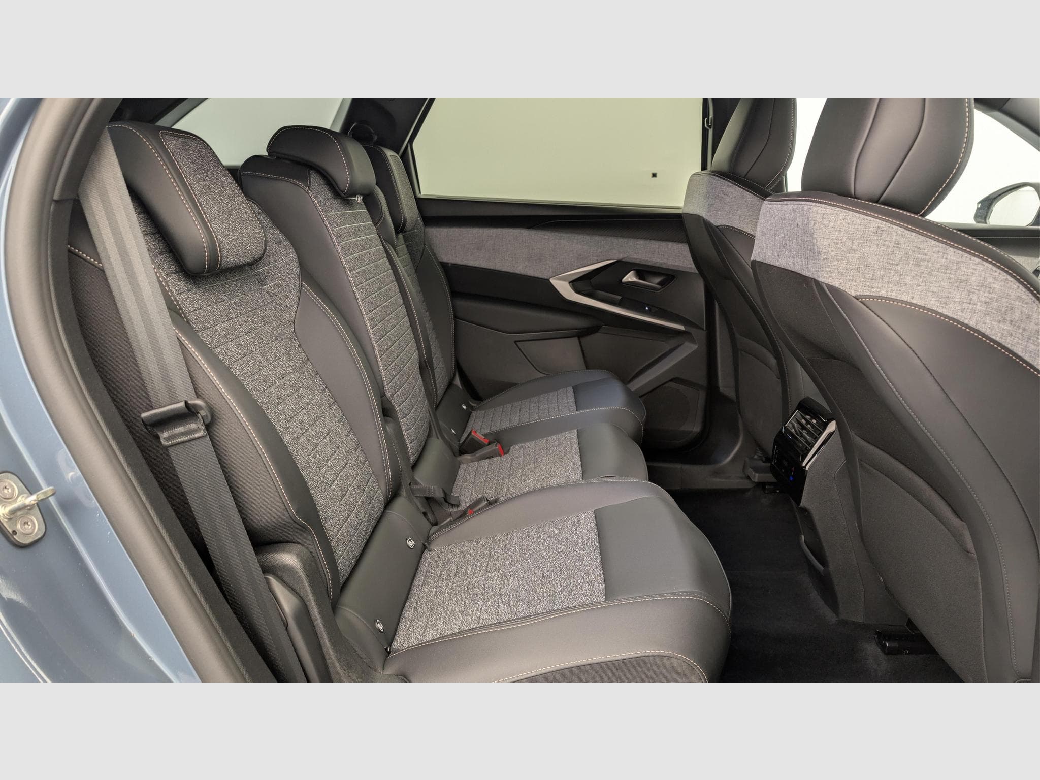 Peugeot 5008 HYBRID 145 CH E-DCS6 ALLURE (2025) - Photo 7