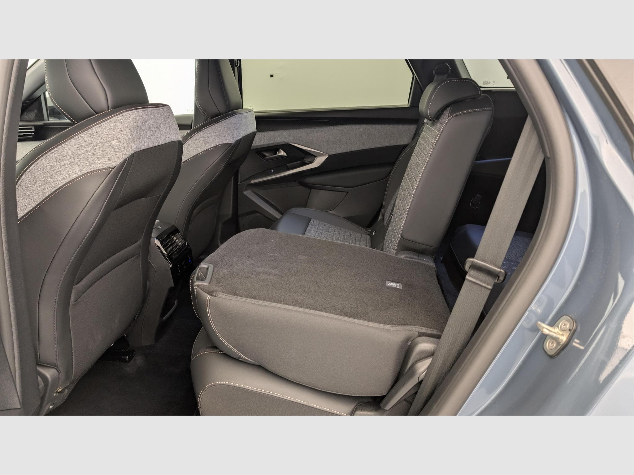 Peugeot 5008 HYBRID 145 CH E-DCS6 ALLURE (2025) - Photo 9