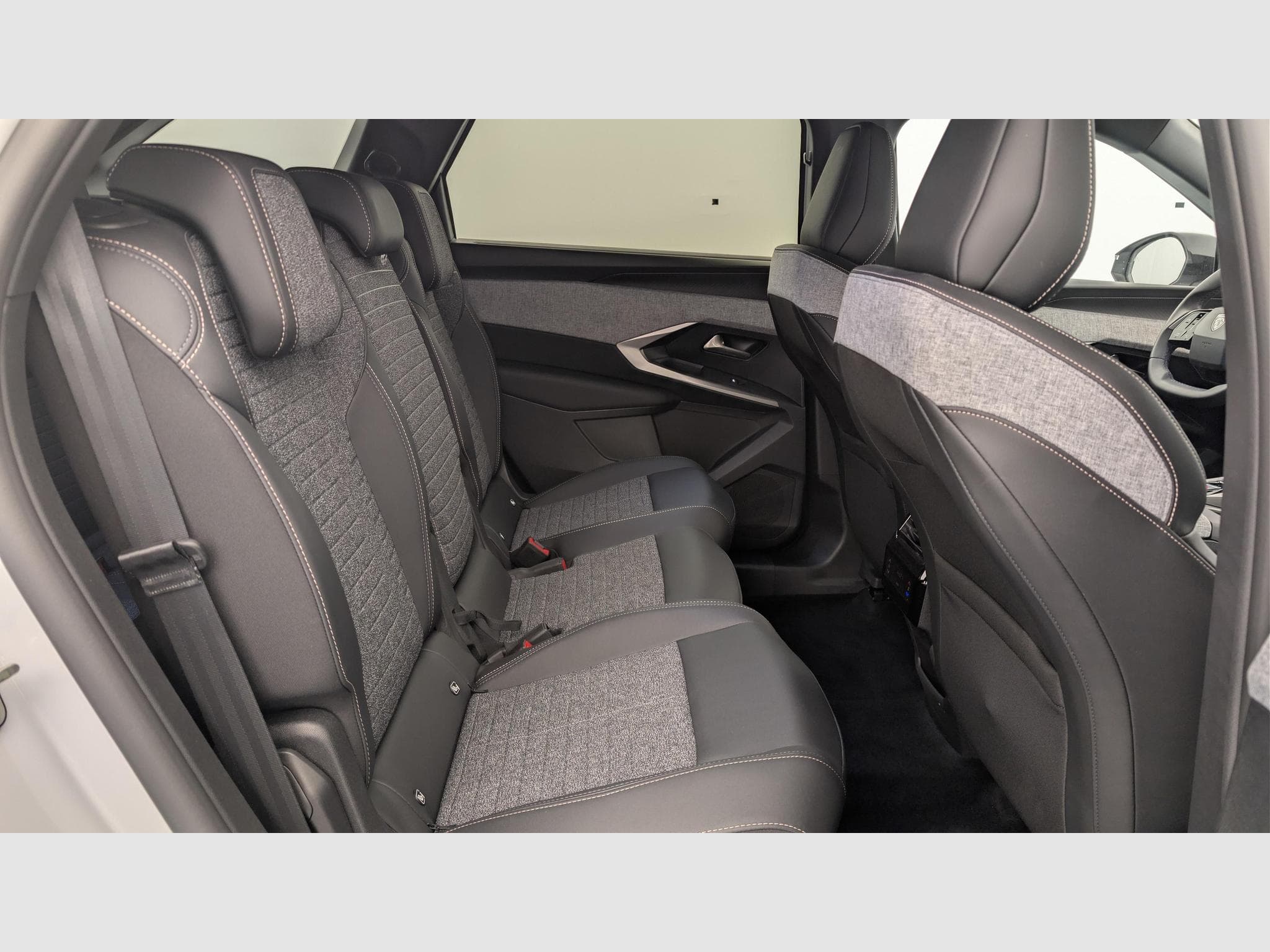 Peugeot 5008 HYBRID 145 CH E-DCS6 ALLURE (2025) - Photo 7