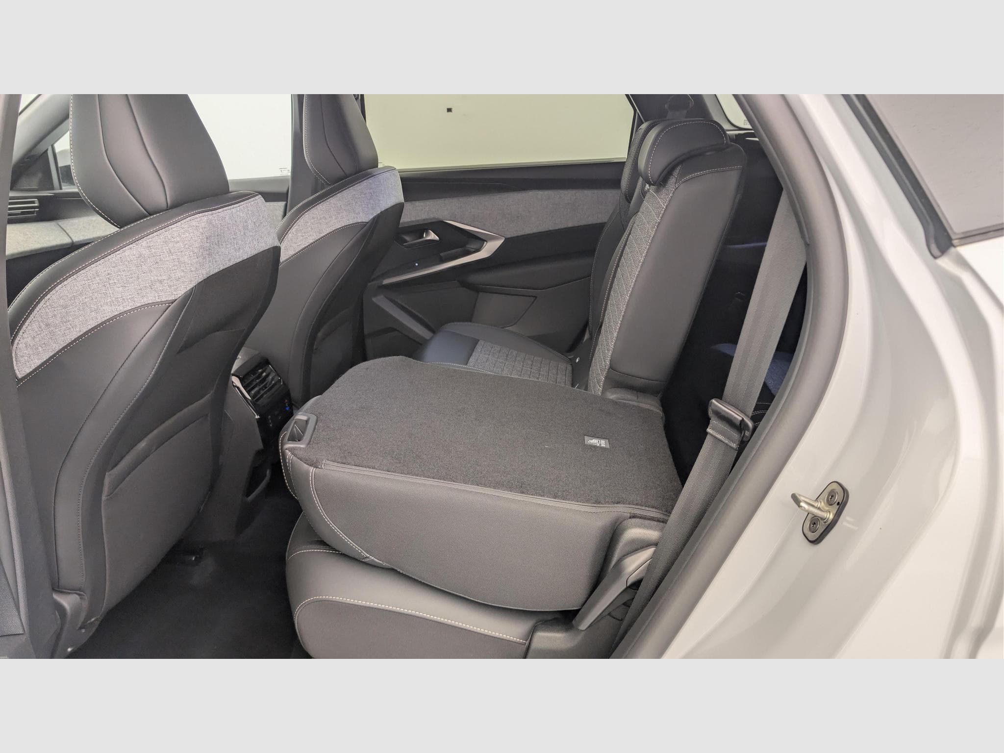 Peugeot 5008 HYBRID 145 CH E-DCS6 ALLURE (2025) - Photo 9