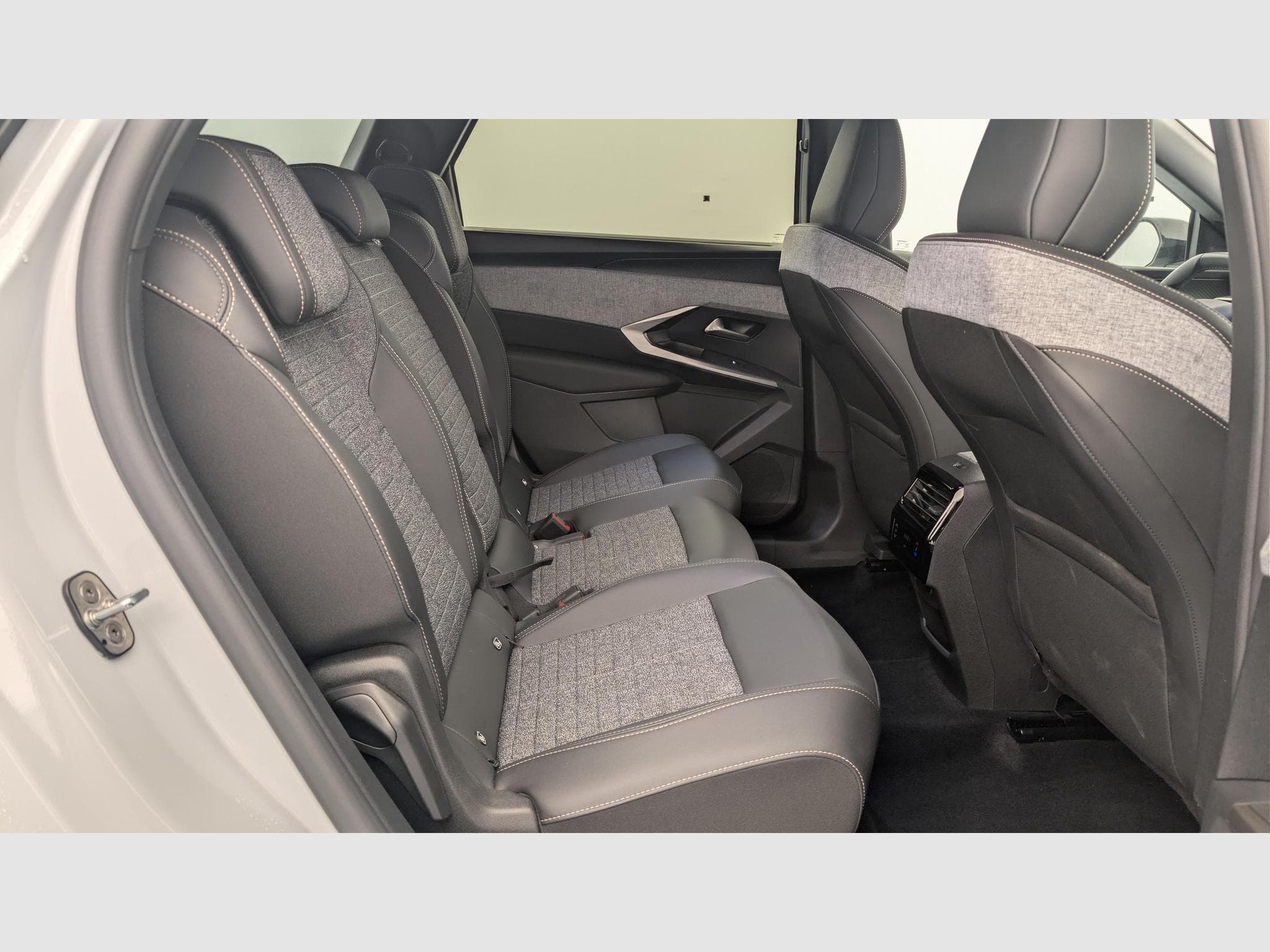 Peugeot 5008 HYBRID 145 CH E-DCS6 ALLURE (2025) - Photo 9
