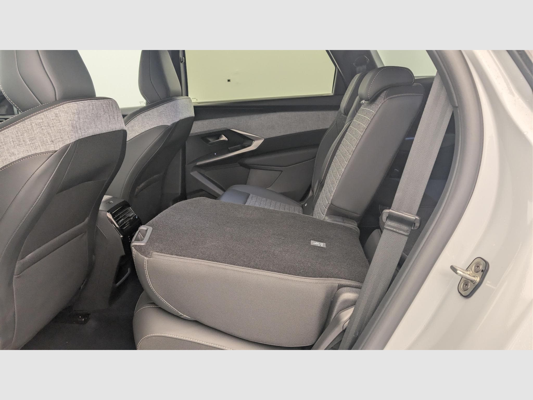 Peugeot 5008 HYBRID 145 CH E-DCS6 ALLURE (2025) - Photo 11