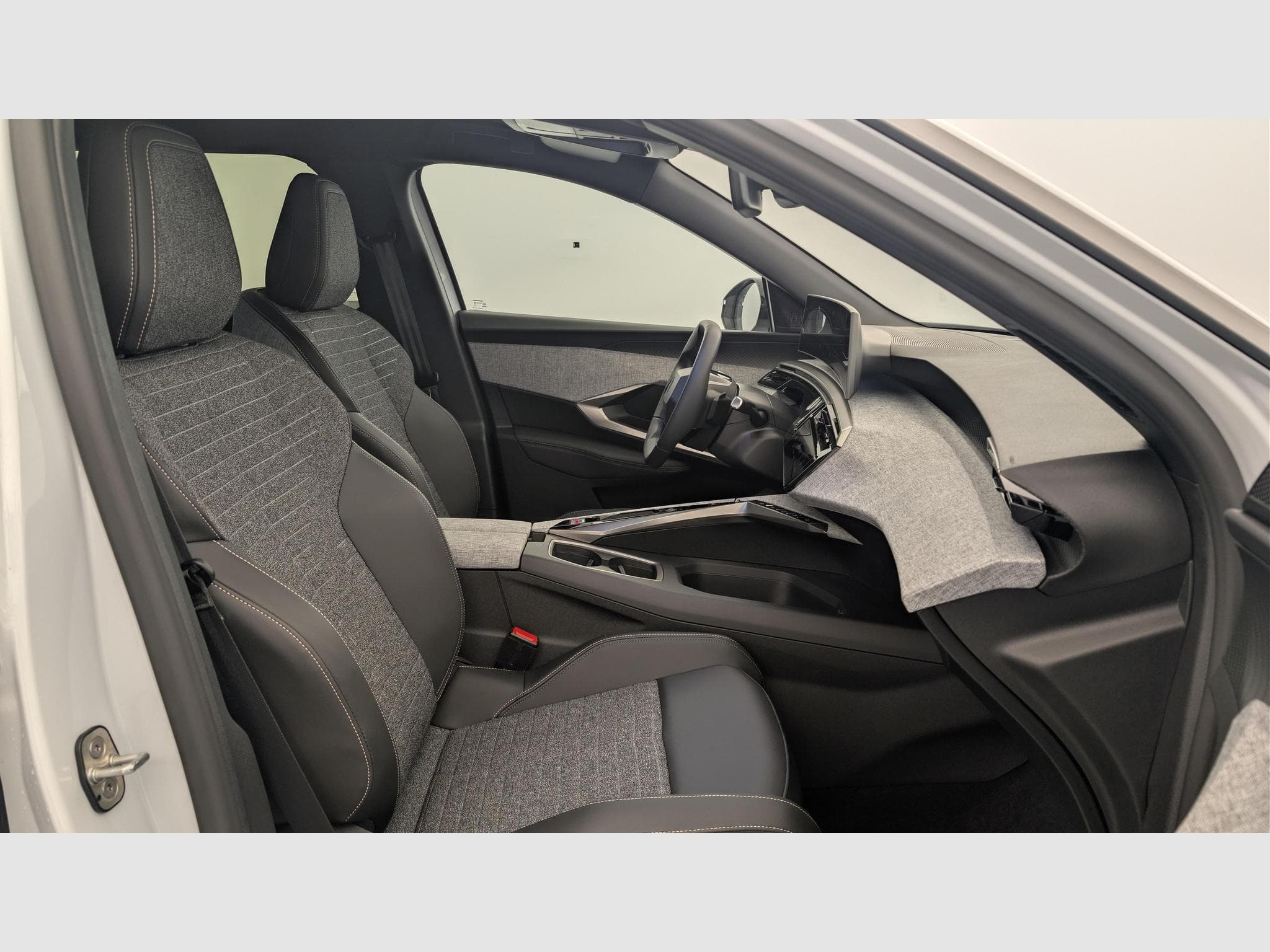 Peugeot 5008 HYBRID 145 CH E-DCS6 ALLURE (2025) - Photo 8