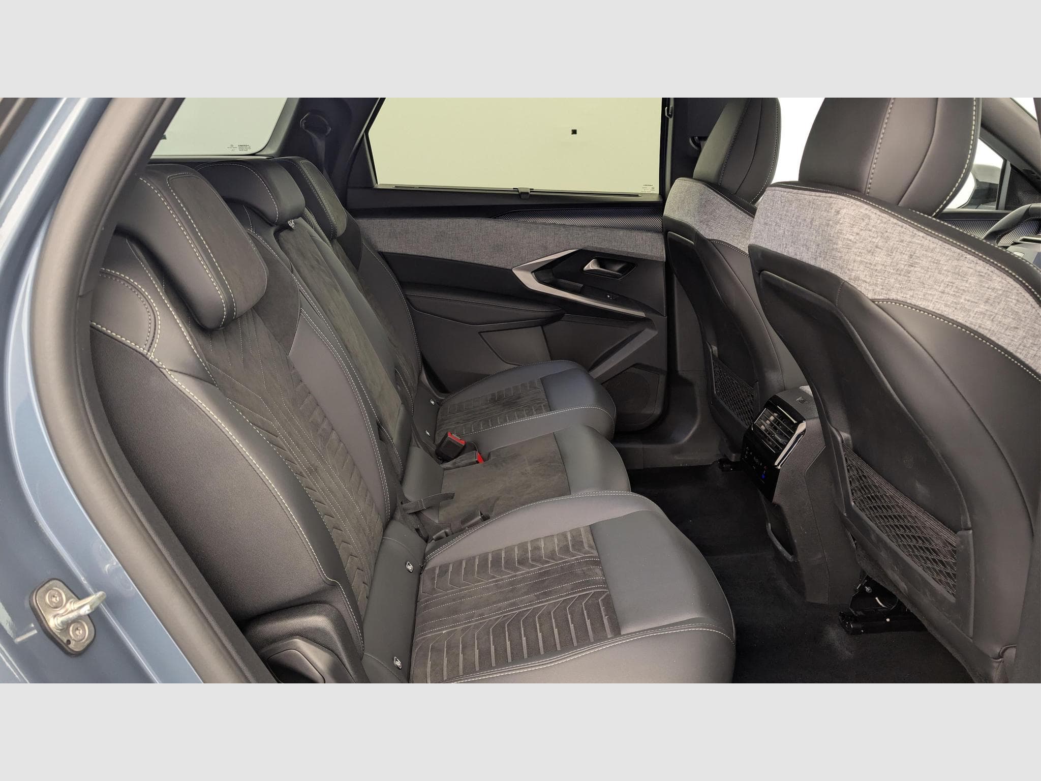 Peugeot 5008 HYBRID 145CH E-DCS6 GT (2025) - Photo 9