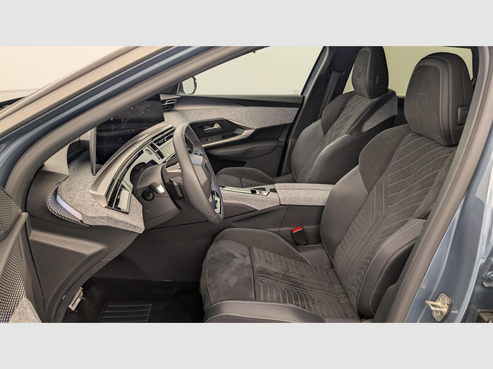 Peugeot 5008 HYBRID 145CH E-DCS6 GT (2025) - Photo 14