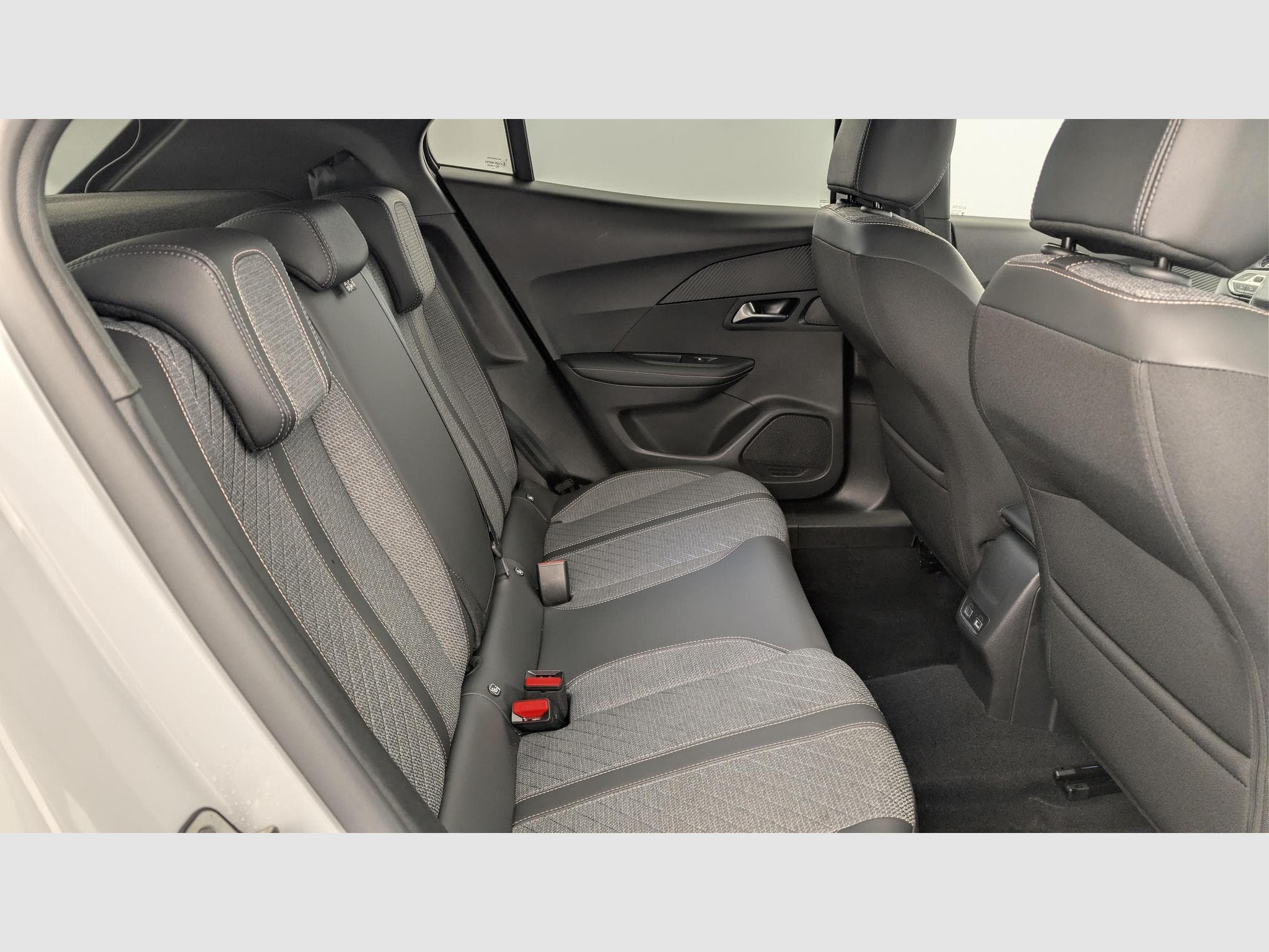 Peugeot 2008 100 S&S BVM6 Allure (2025) - Photo 10