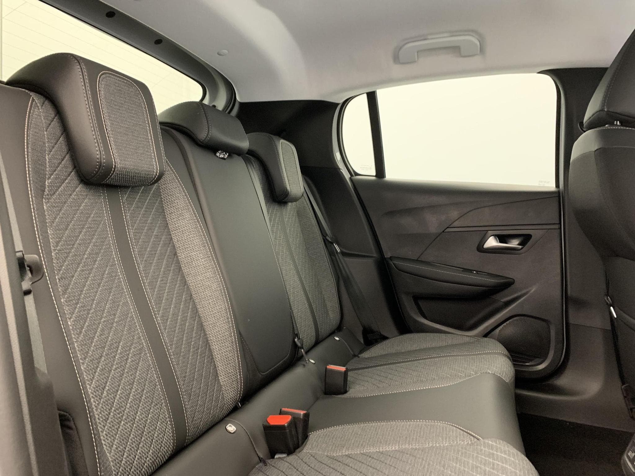 Peugeot 208 Hybrid 110 ch e-DCS6 Allure (2026) - Photo 8