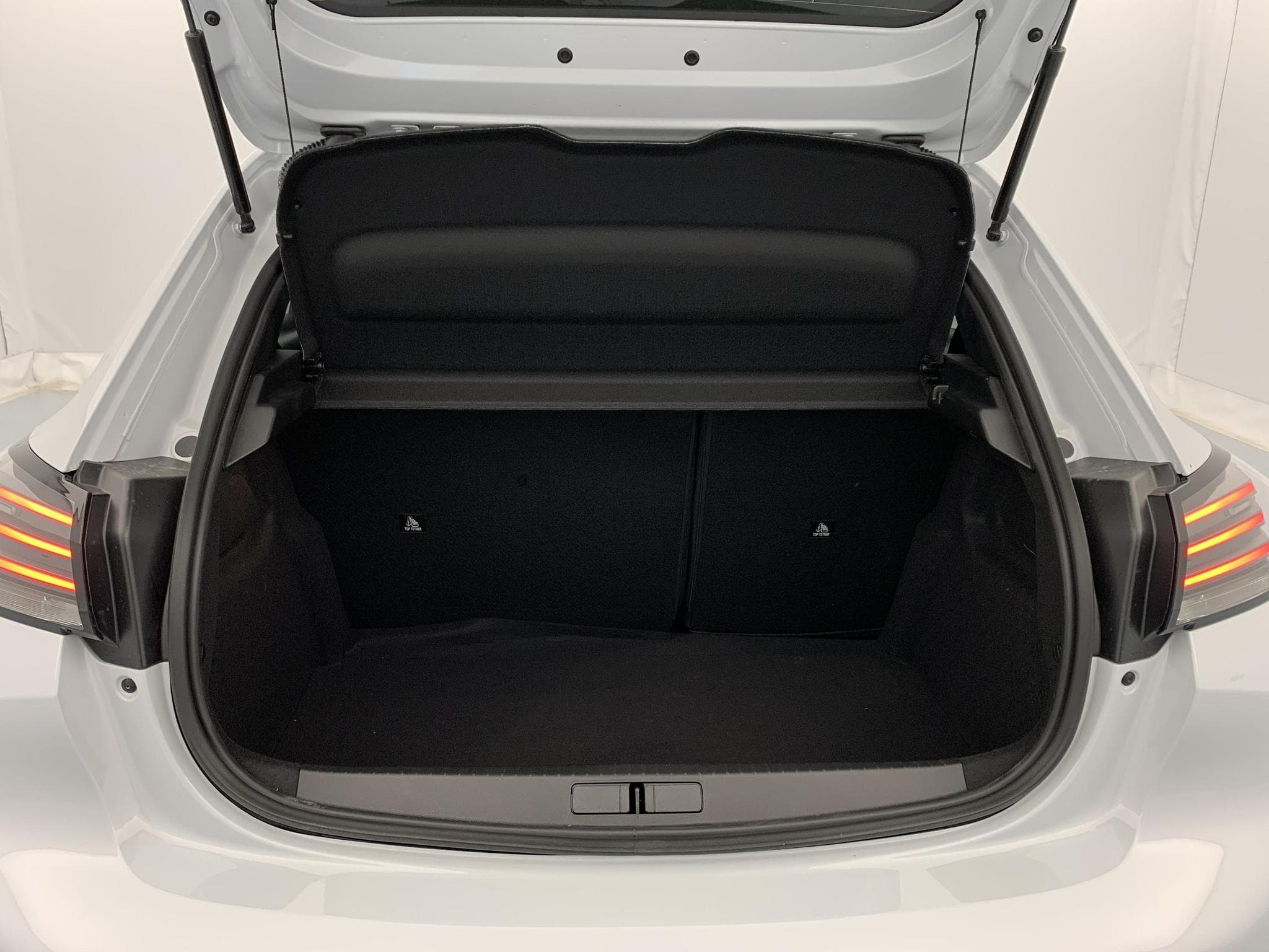 Peugeot 208 Hybrid 110 ch e-DCS6 Allure (2026) - Photo 9