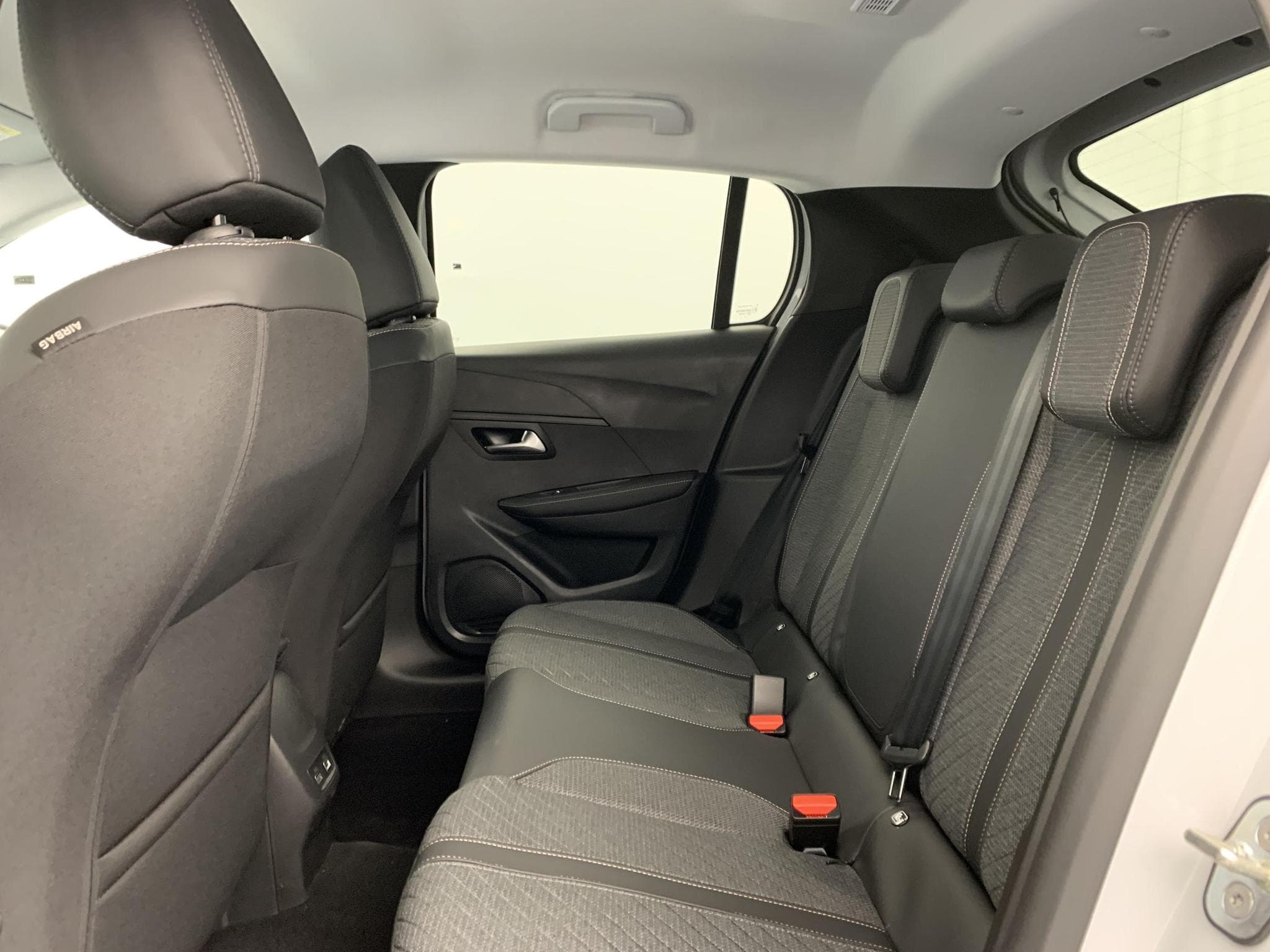 Peugeot 208 Hybrid 110 ch e-DCS6 Allure (2026) - Photo 18