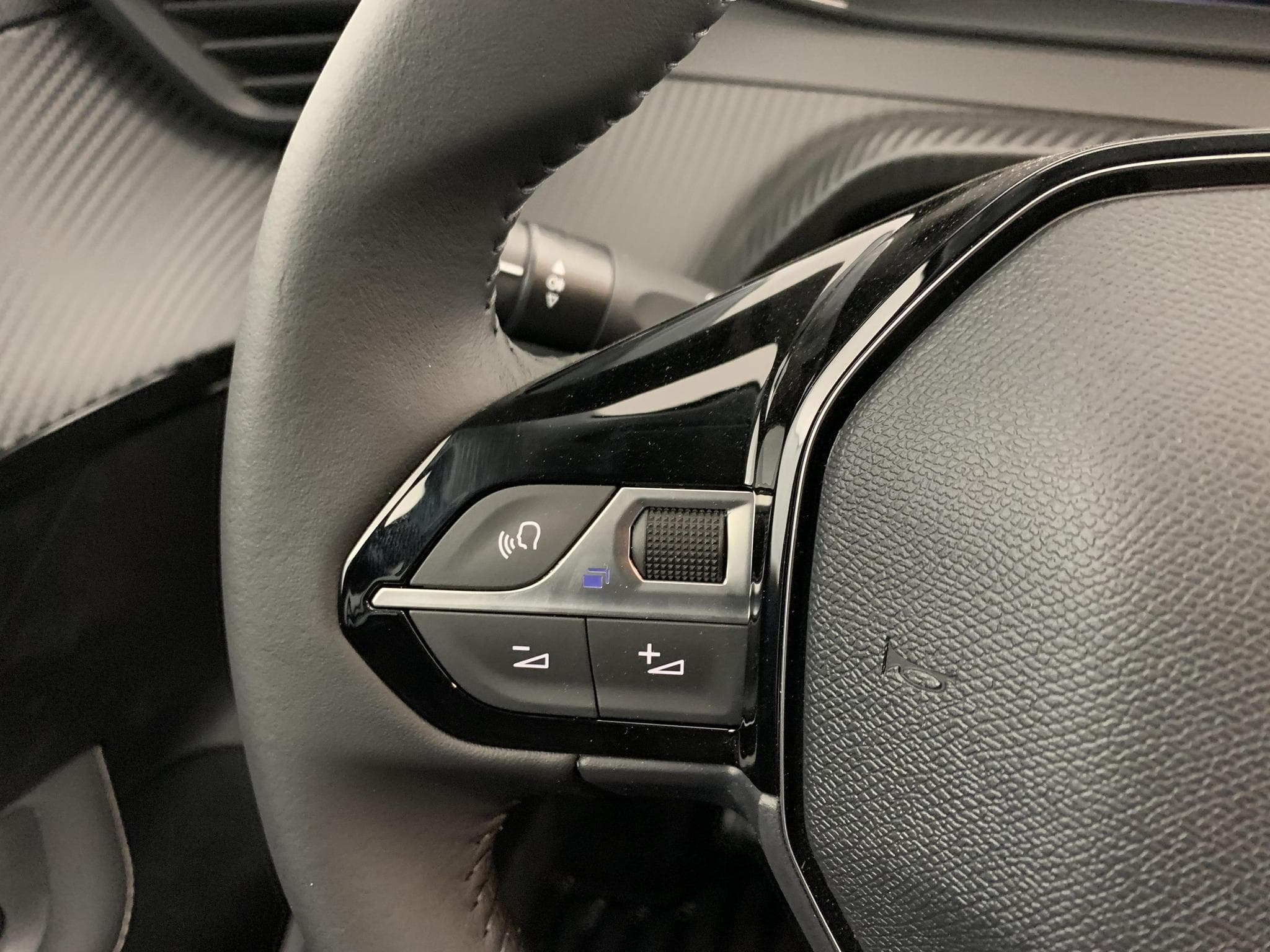 Peugeot 208 Hybrid 110 ch e-DCS6 Allure (2026) - Photo 15
