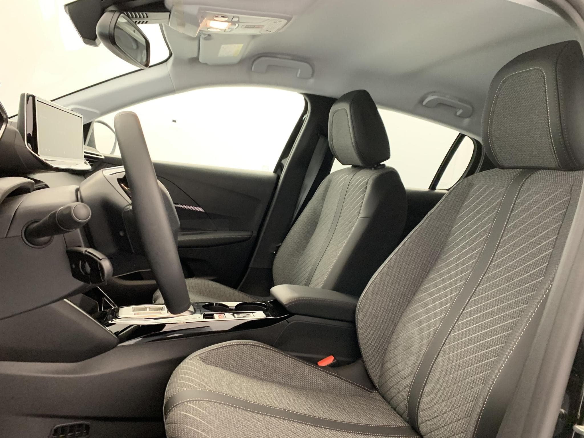 Peugeot 208 Hybrid 110 ch e-DCS6 Allure (2026) - Photo 18