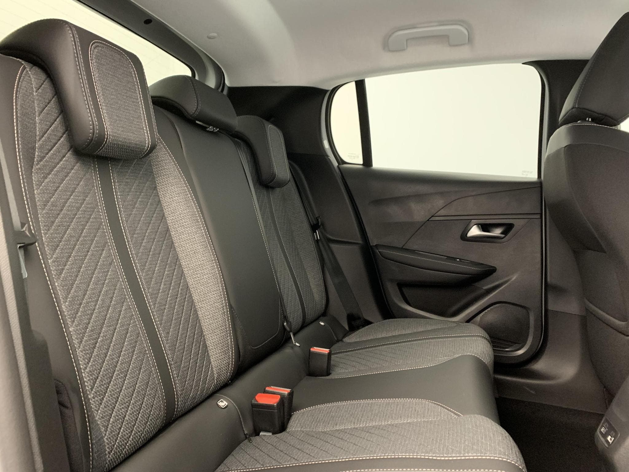 Peugeot 208 Hybrid 110 ch e-DCS6 Allure (2026) - Photo 9