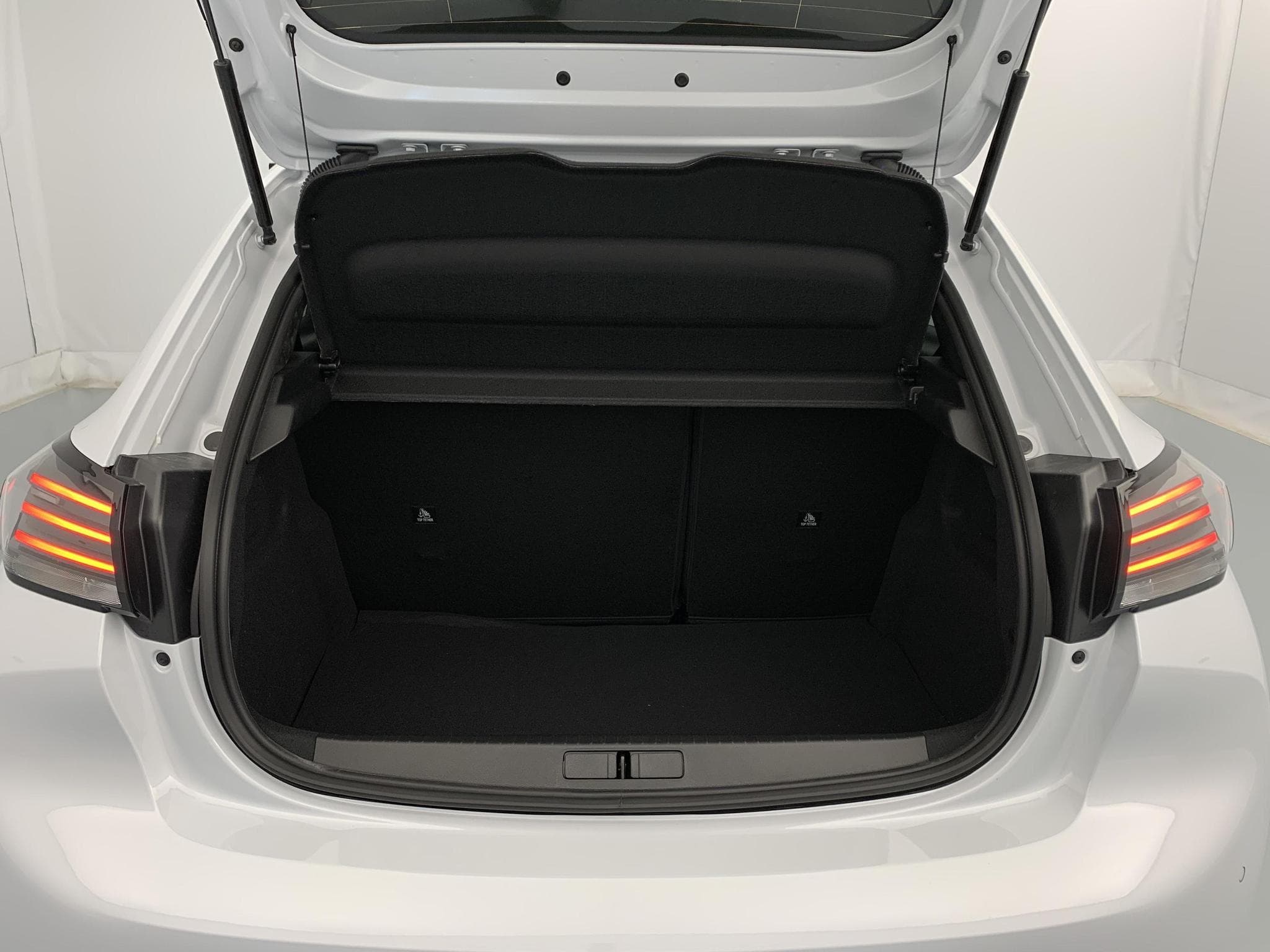 Peugeot 208 Hybrid 110 ch e-DCS6 Allure (2026) - Photo 10