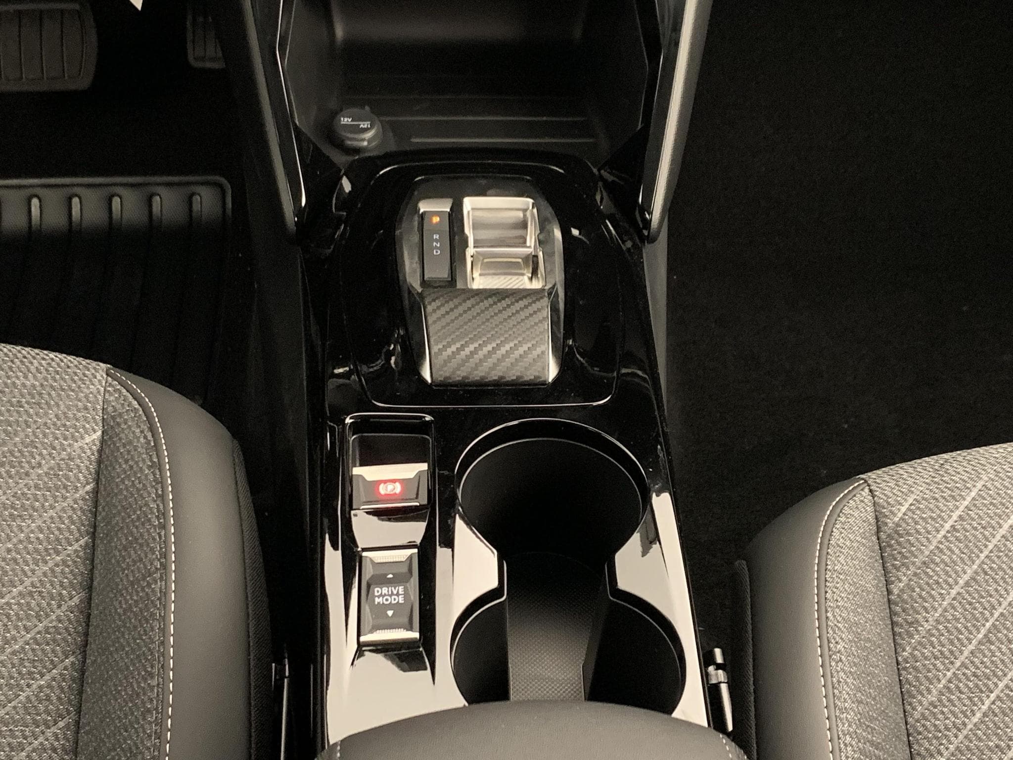 Peugeot 208 Hybrid 110 ch e-DCS6 Allure (2026) - Photo 15