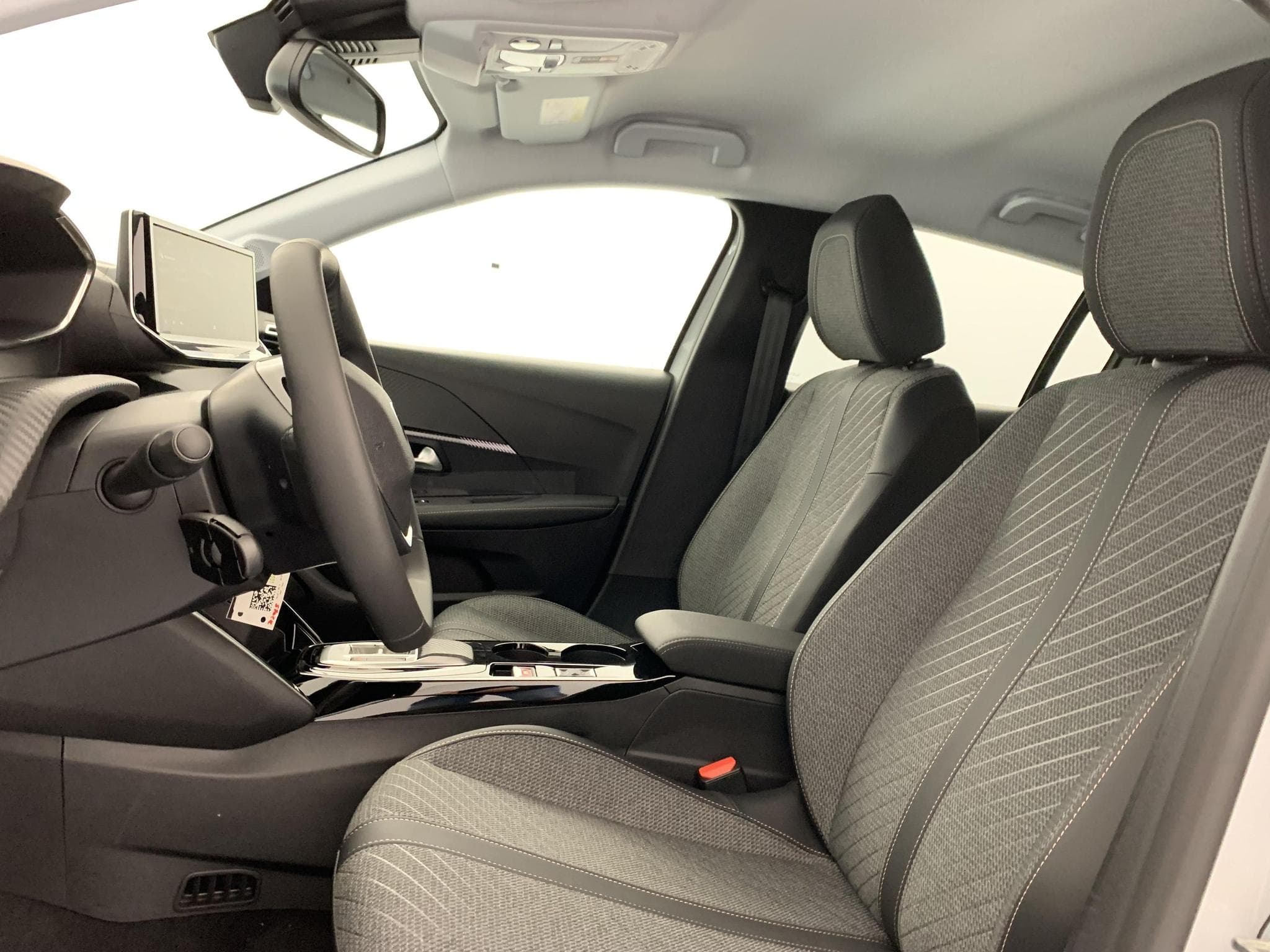 Peugeot 208 Hybrid 110 ch e-DCS6 Allure (2026) - Photo 18
