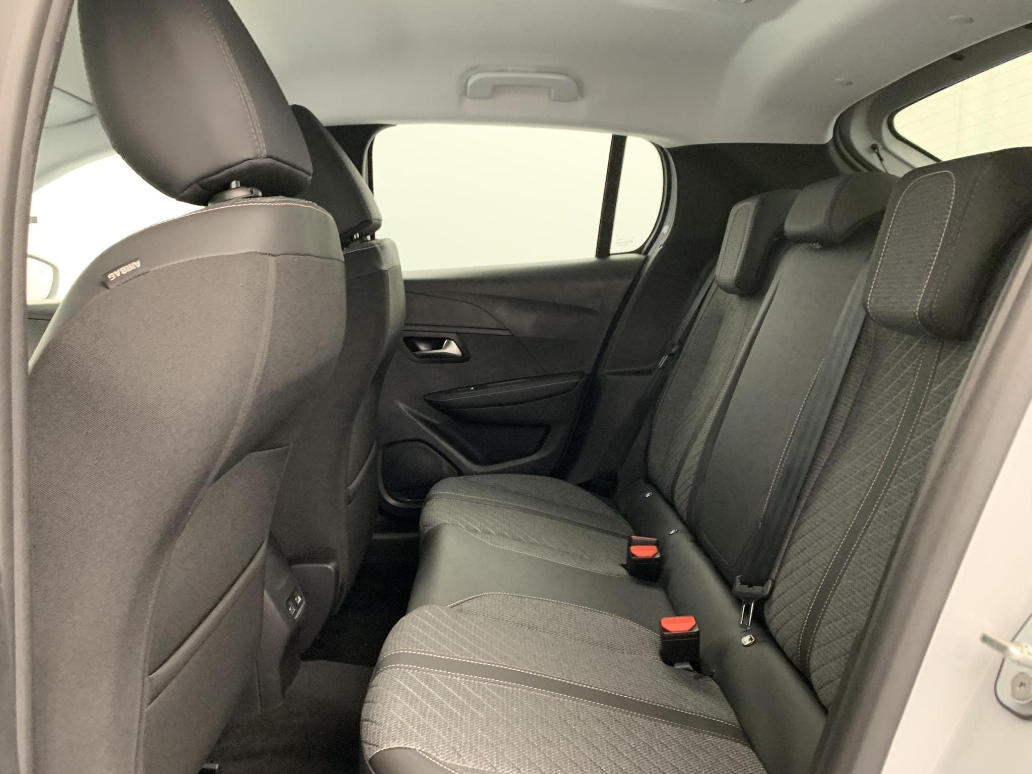 Peugeot 208 Hybrid 110 ch e-DCS6 Allure (2026) - Photo 19