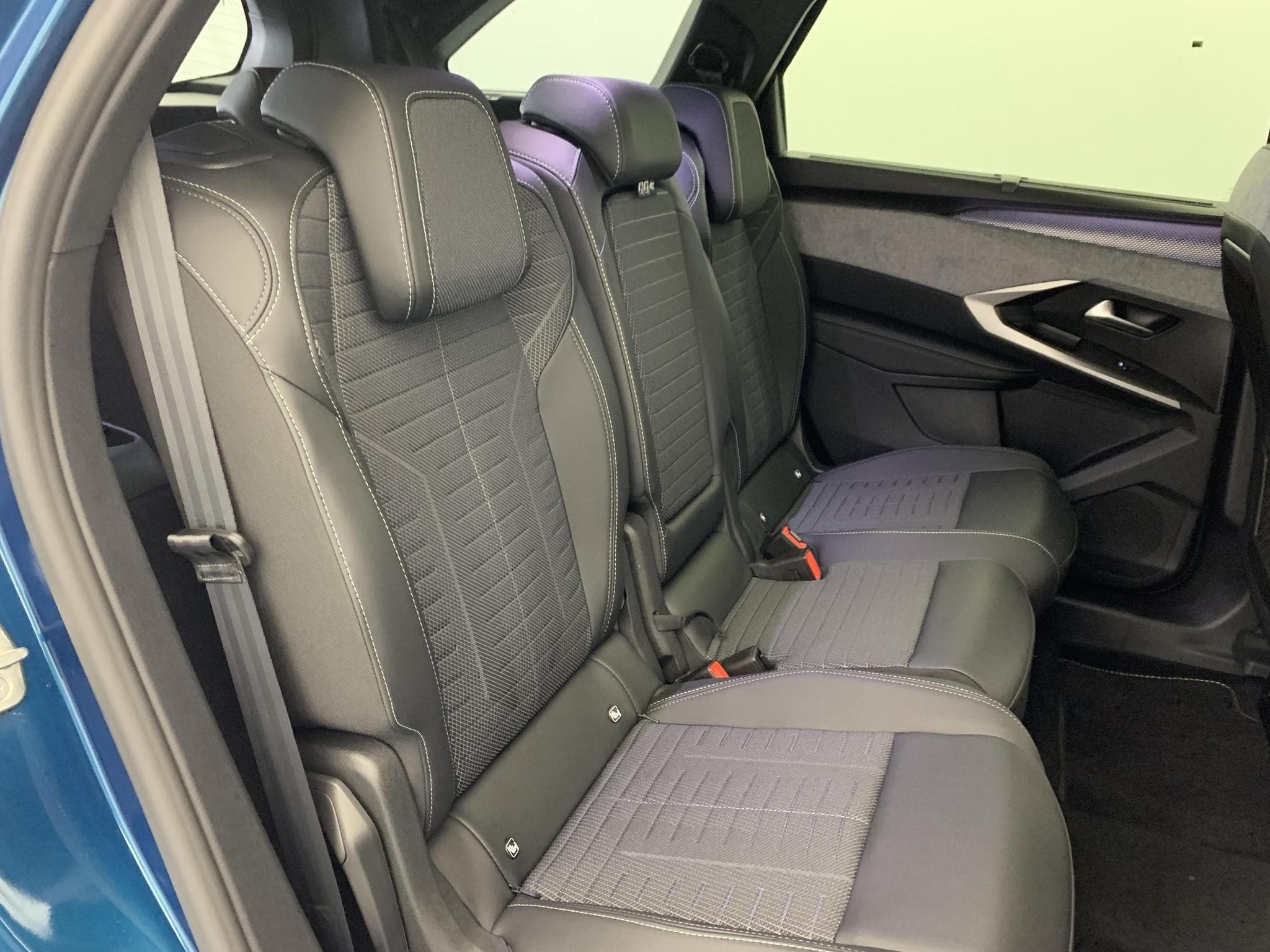 Peugeot 5008 Hybrid 145 e-DCS6 GT (2025) - Photo 10