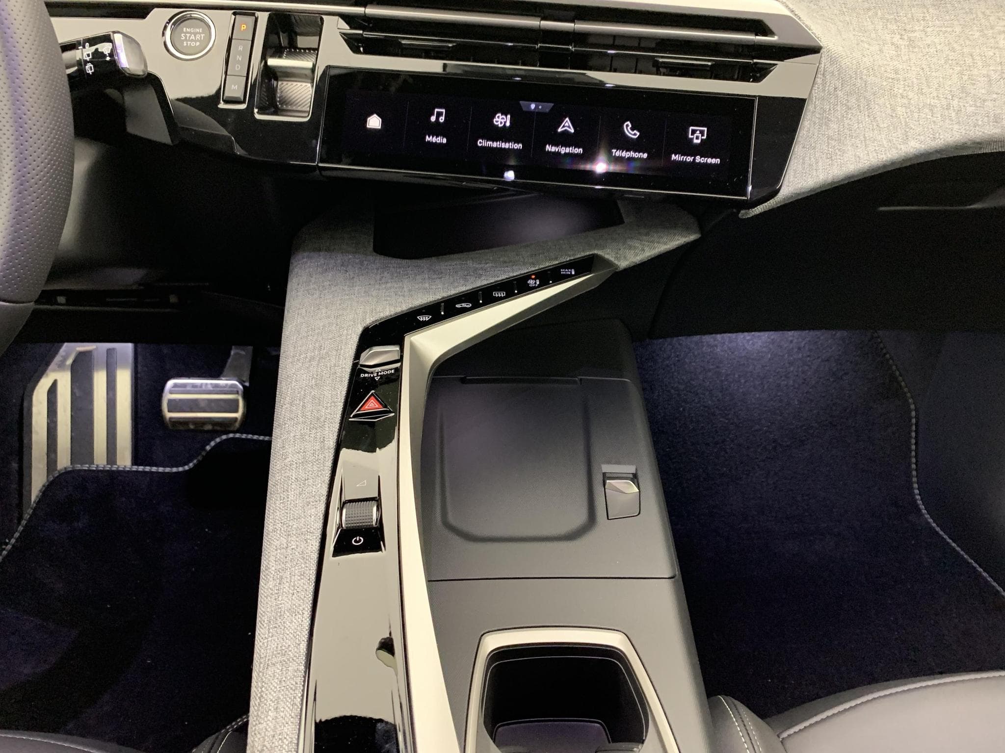 Peugeot 5008 Hybrid 145 e-DCS6 GT (2025) - Photo 20