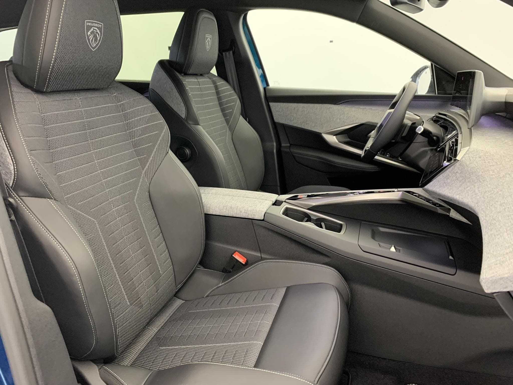 Peugeot 5008 Hybrid 145 e-DCS6 GT (2025) - Photo 9