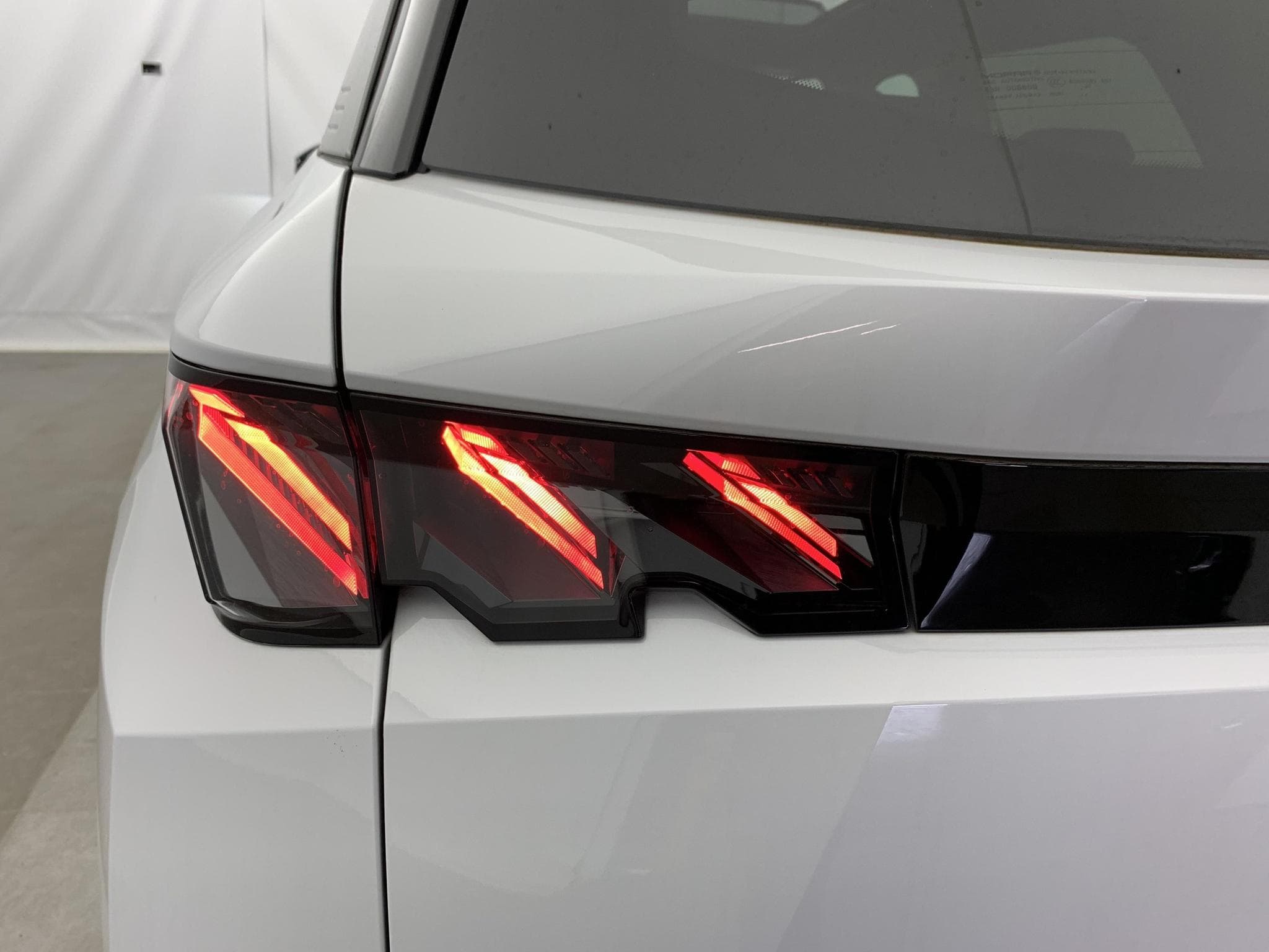Peugeot 5008 Hybrid 145 e-DCS6 GT (2025) - Photo 9