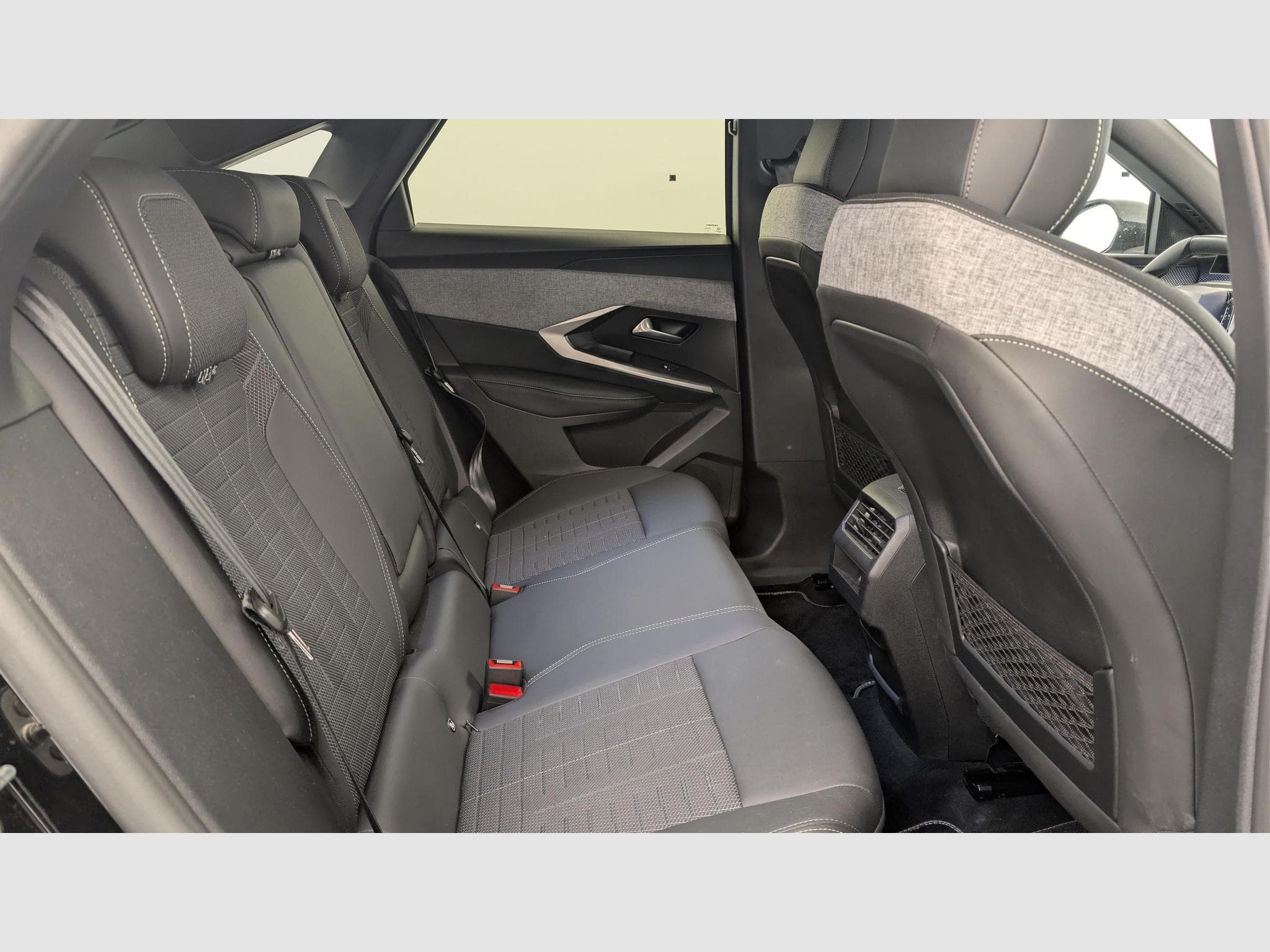 Peugeot 3008 Hybrid 145 e-DCS6 GT (2025) - Photo 10