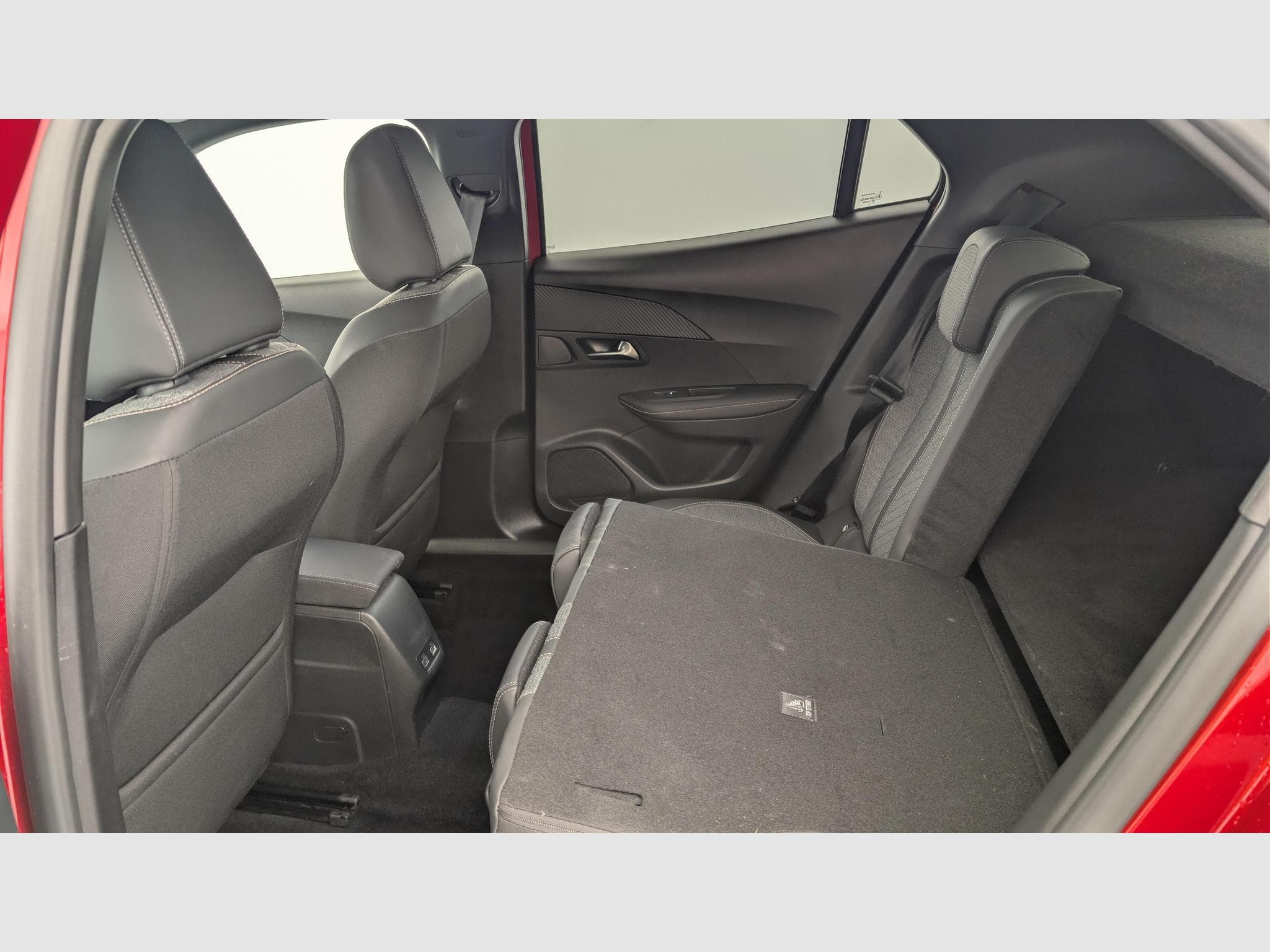 Peugeot 2008 PureTech 100 S&S BVM6 Allure (2024) - Photo 12