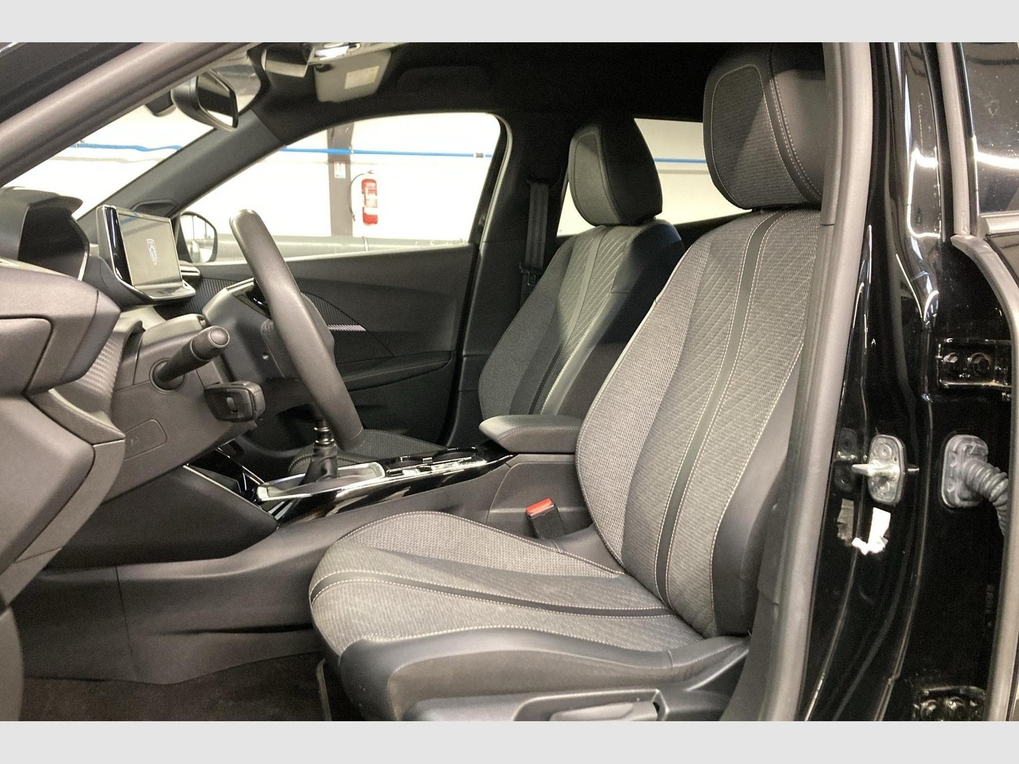 Peugeot 2008 100 S&S BVM6 Allure (2025) - Photo 9