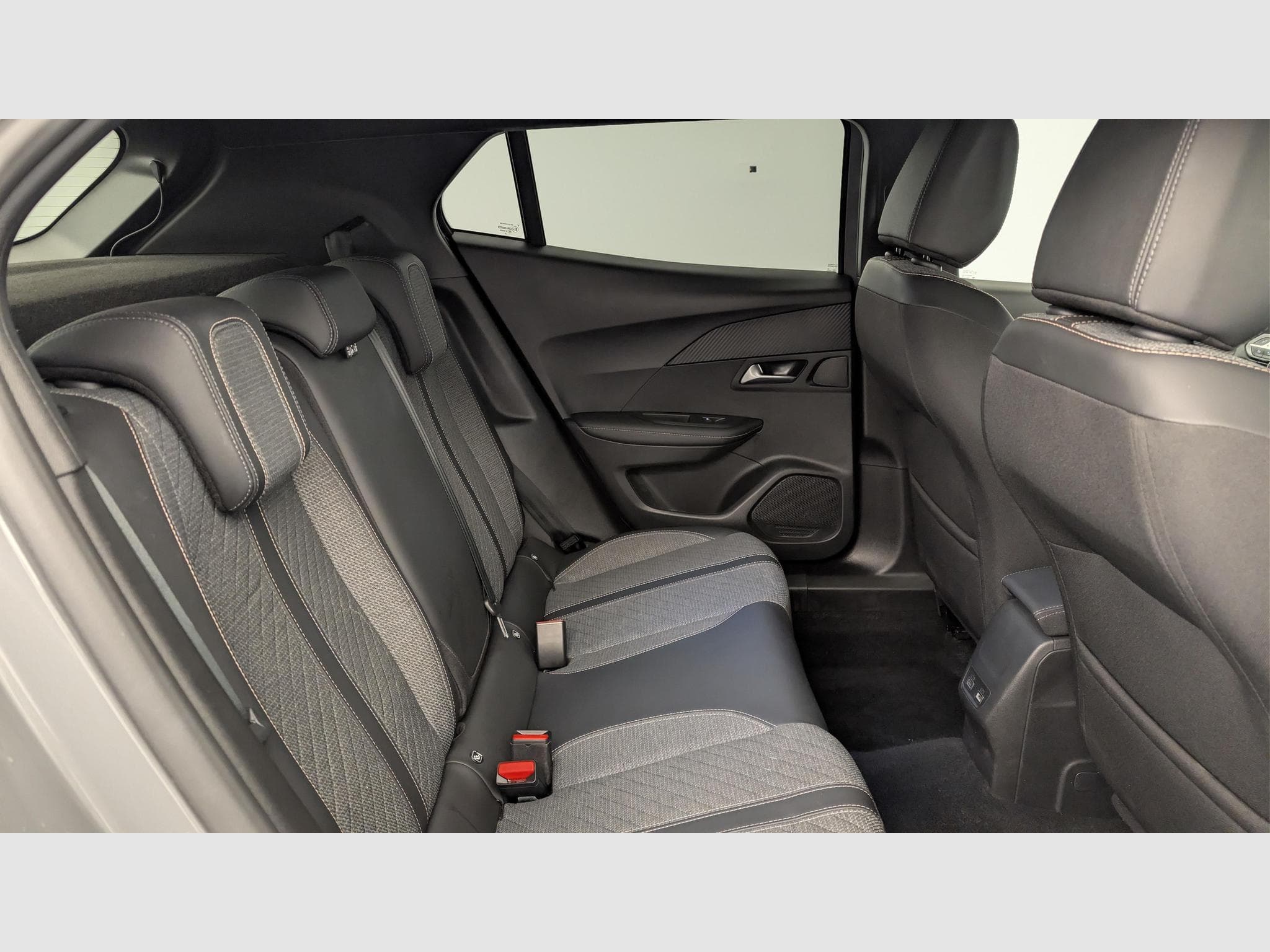 Peugeot 2008 100 S&S BVM6 Allure (2025) - Photo 10