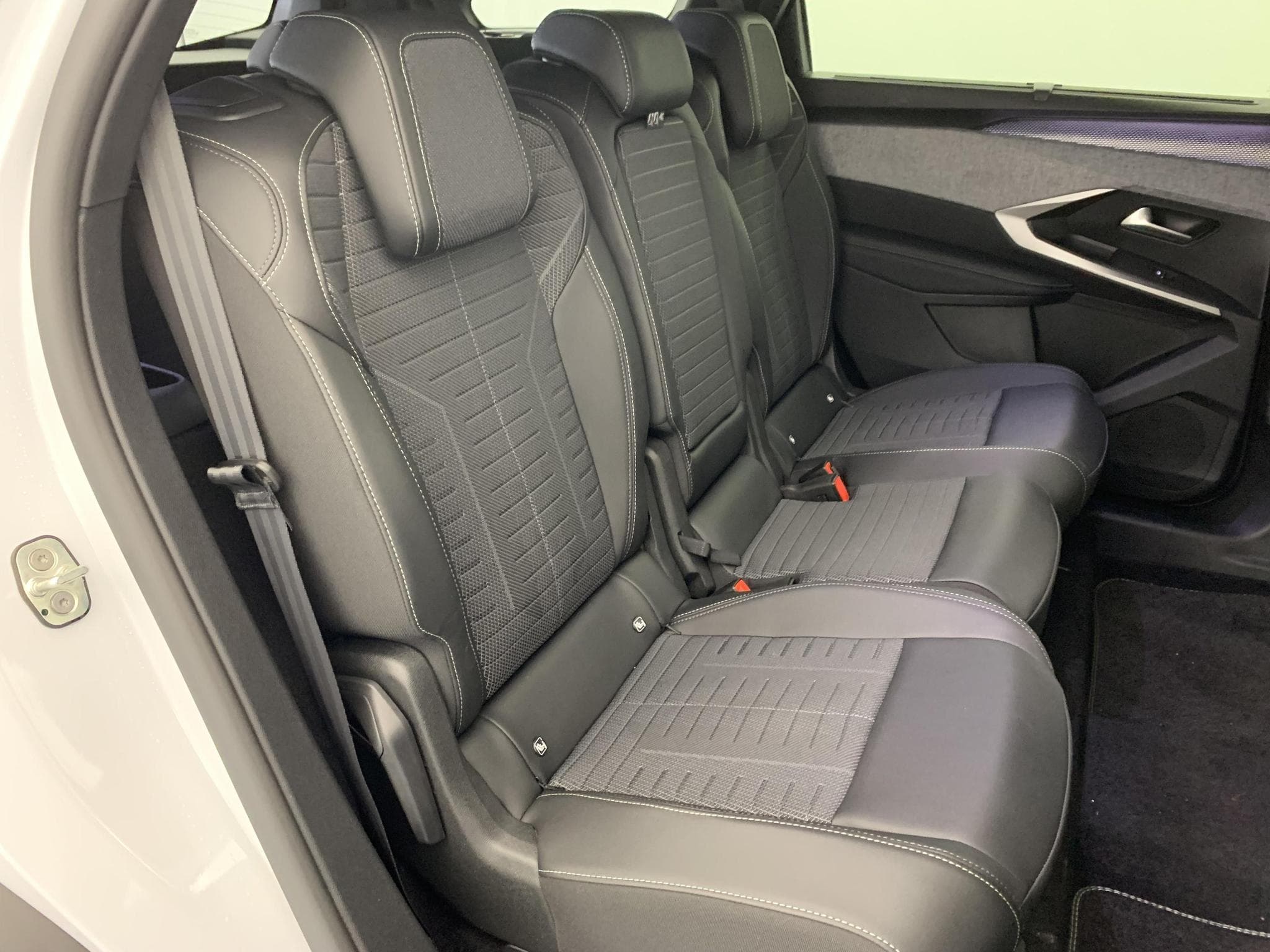 Peugeot 5008 Hybrid 145 e-DCS6 GT (2025) - Foto 11