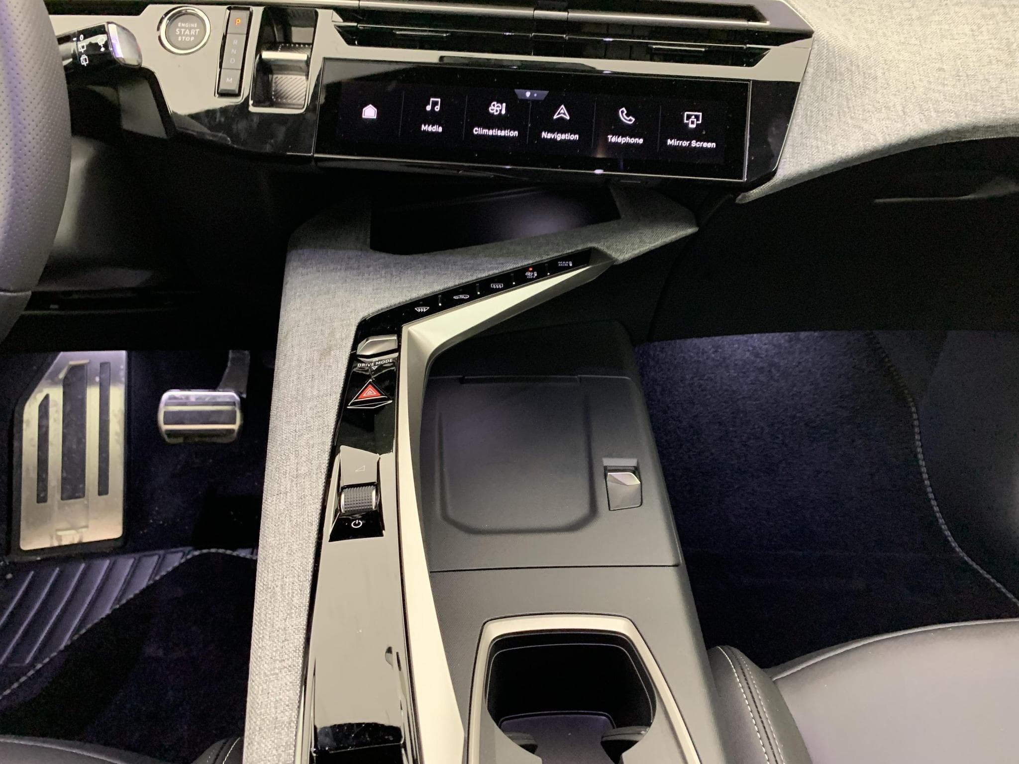 Peugeot 5008 Hybrid 145 e-DCS6 GT (2025) - Foto 17