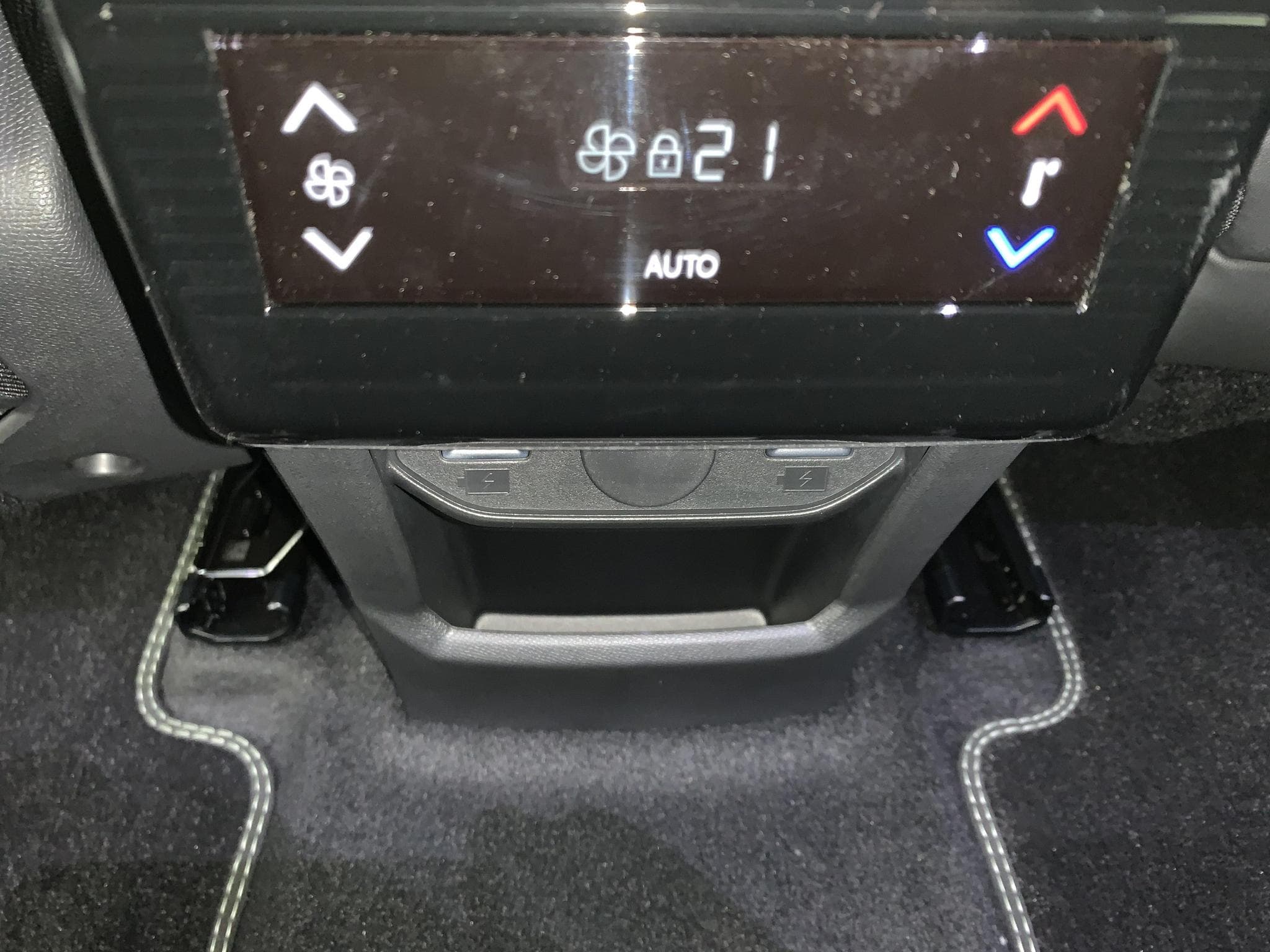 Peugeot 5008 Hybrid 145 e-DCS6 GT (2025) - Foto 18