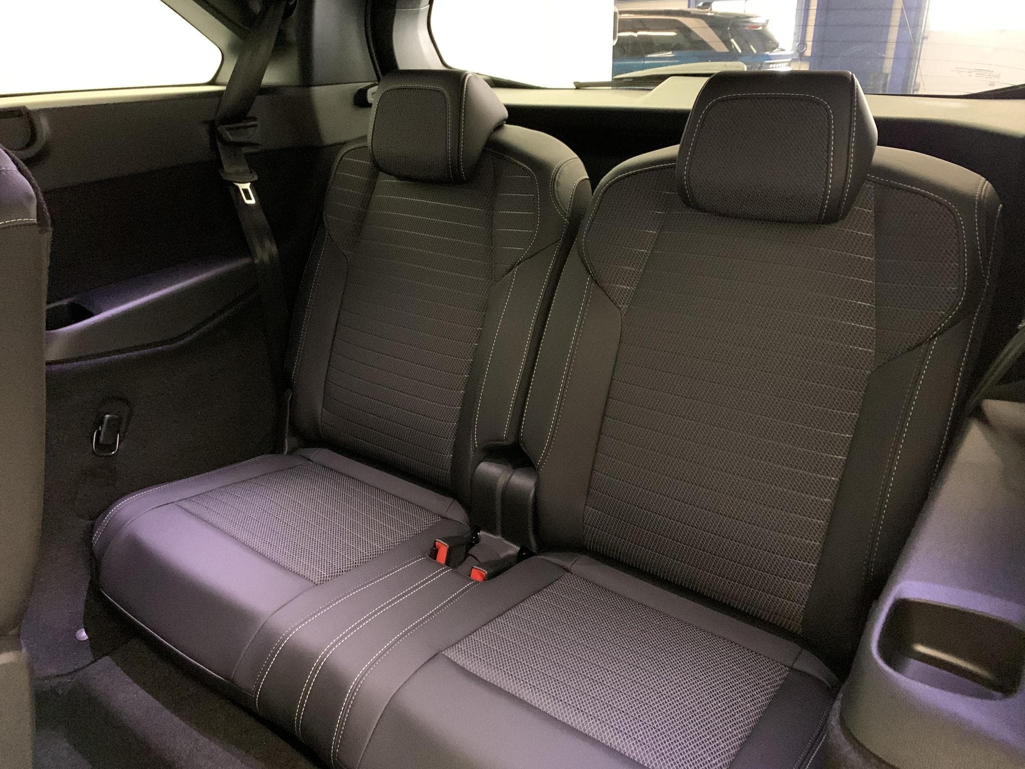 Peugeot 5008 Hybrid 145 e-DCS6 GT (2025) - Foto 19