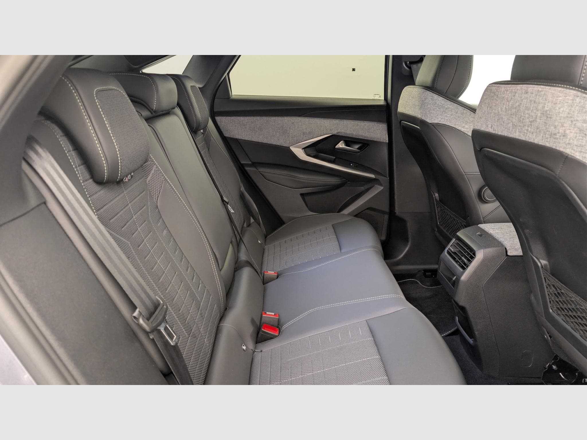 Peugeot 3008 Hybrid 145 e-DCS6 GT (2025) - Foto 10