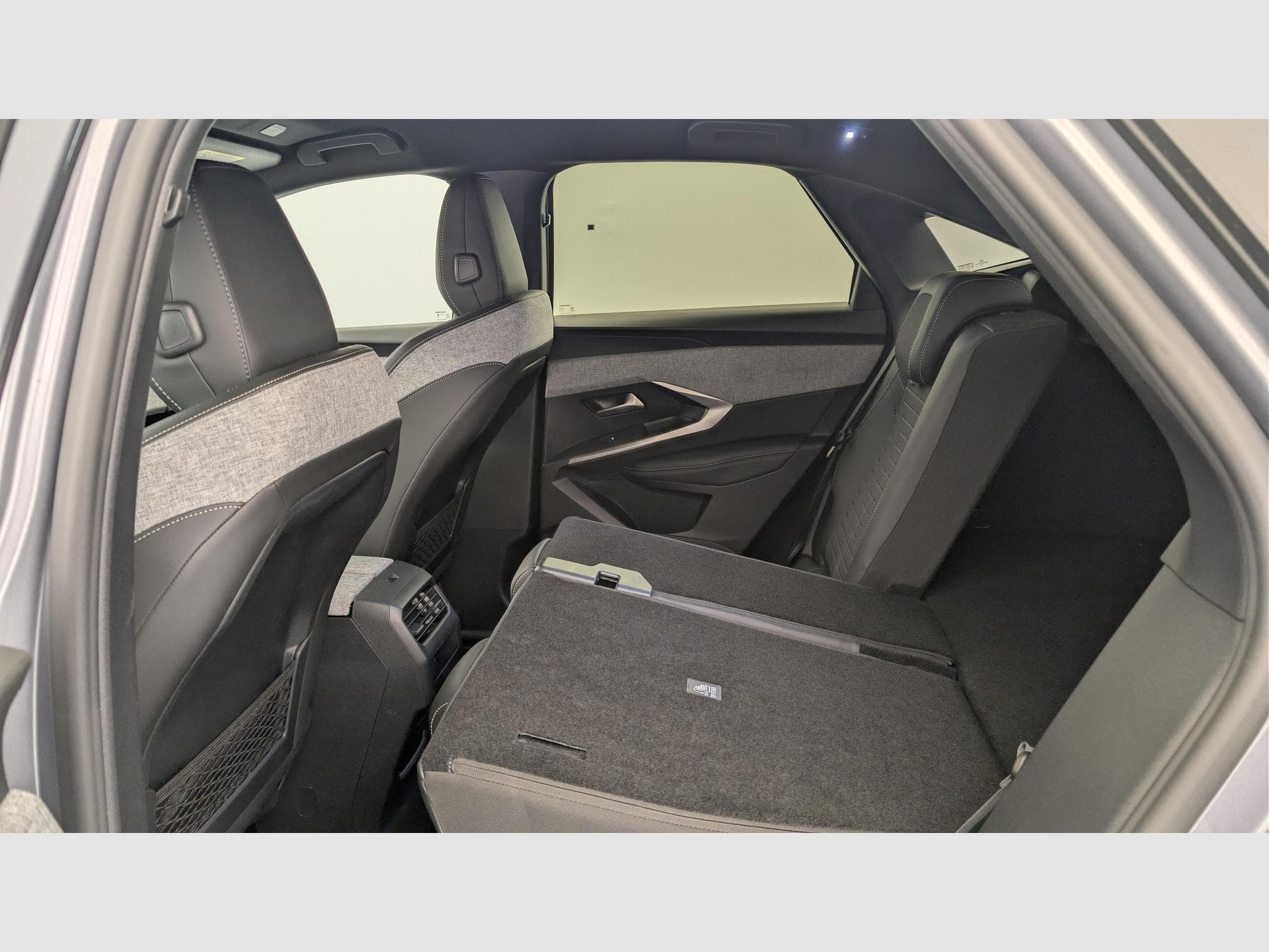 Peugeot 3008 Hybrid 145 e-DCS6 GT (2025) - Foto 12
