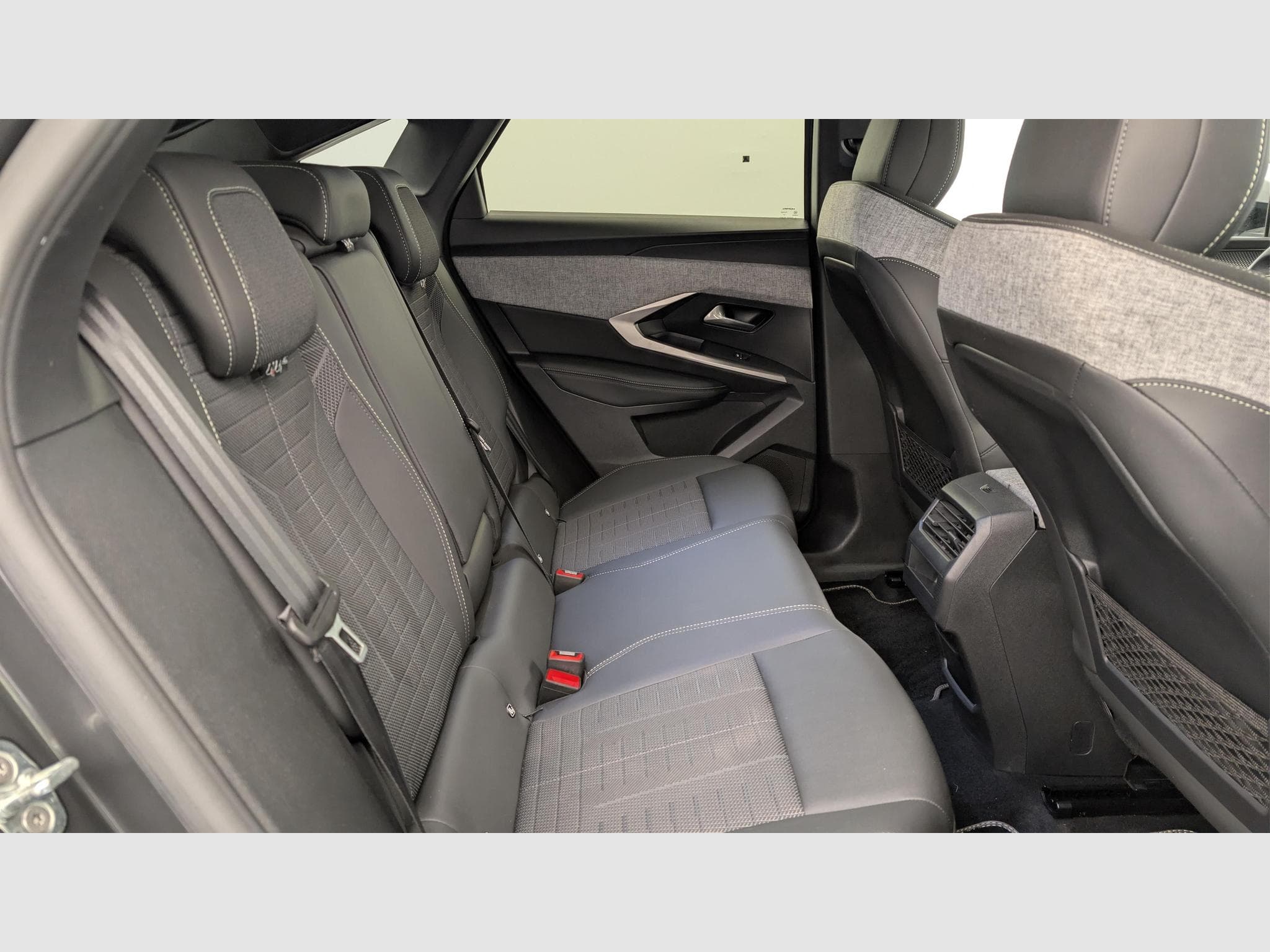 Peugeot 3008 Hybrid 145 e-DCS6 GT (2025) - Foto 10