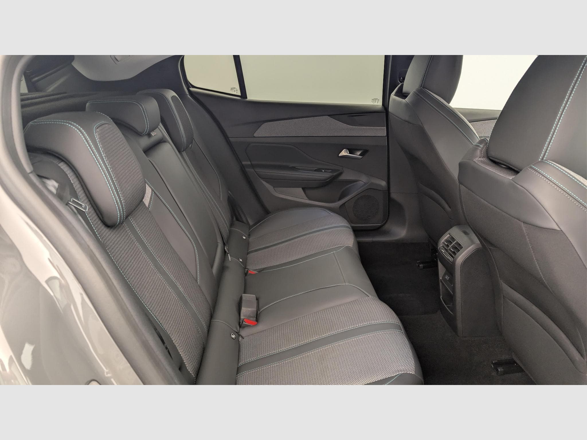 Peugeot 408 Hybrid 136 e-DCS6 Allure (2025) - Foto 10