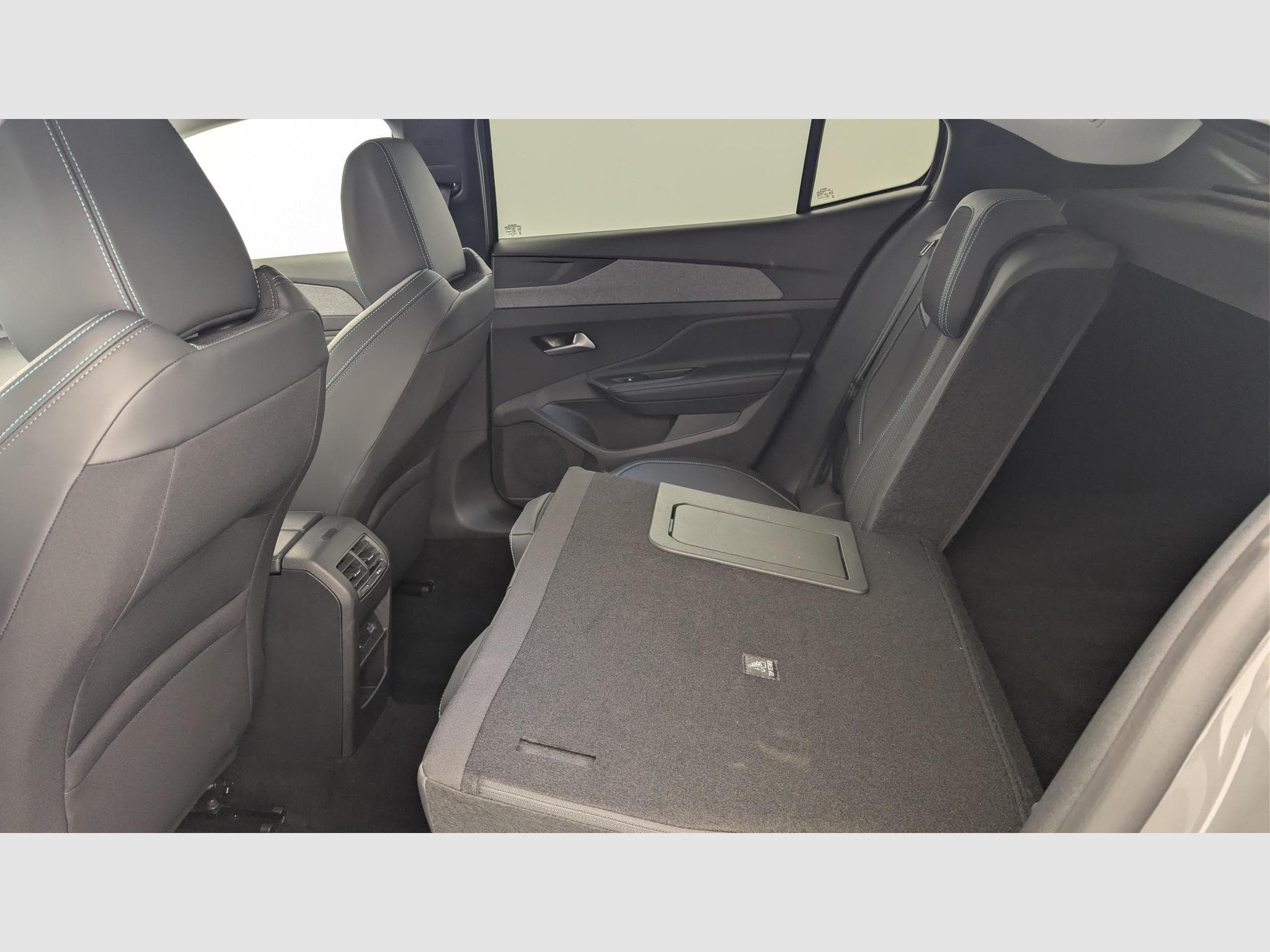 Peugeot 408 Hybrid 136 e-DCS6 Allure (2025) - Foto 12