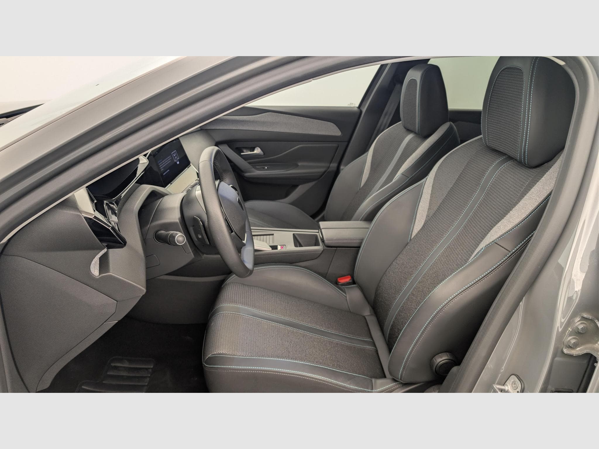 Peugeot 408 Hybrid 136 e-DCS6 Allure (2025) - Foto 16
