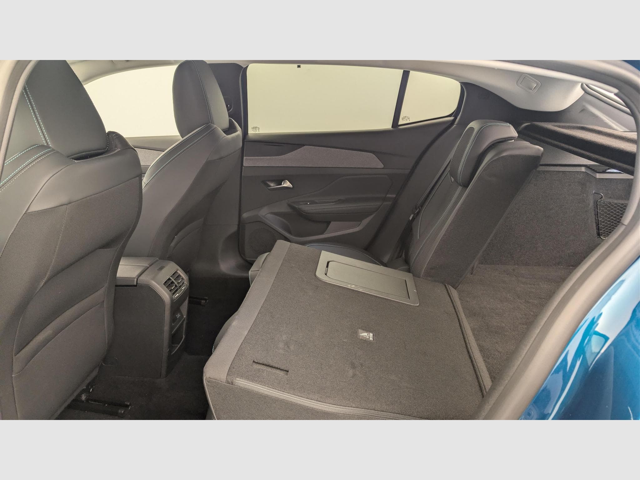 Peugeot 408 Hybrid 136 e-DCS6 Allure (2025) - Foto 12