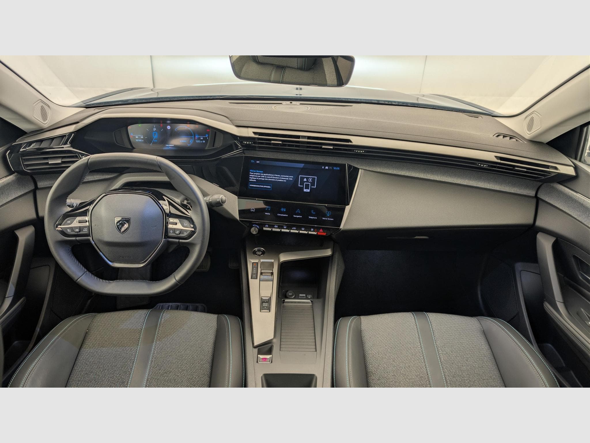 Peugeot 408 Hybrid 136 e-DCS6 Allure (2025) - Foto 13