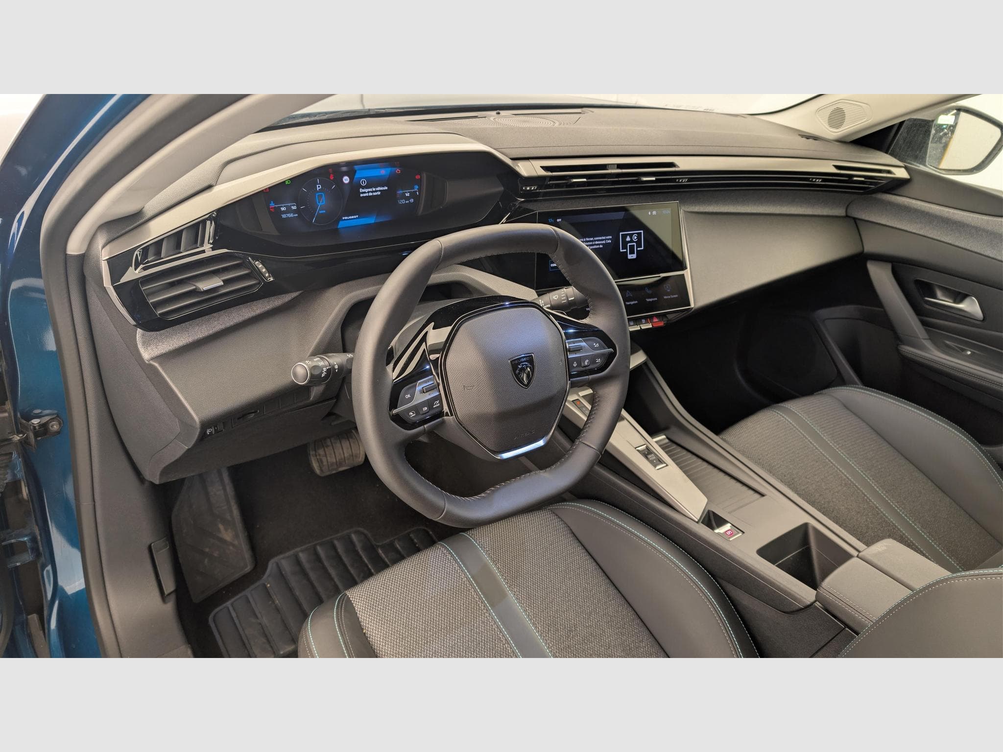 Peugeot 408 Hybrid 136 e-DCS6 Allure (2025) - Foto 15