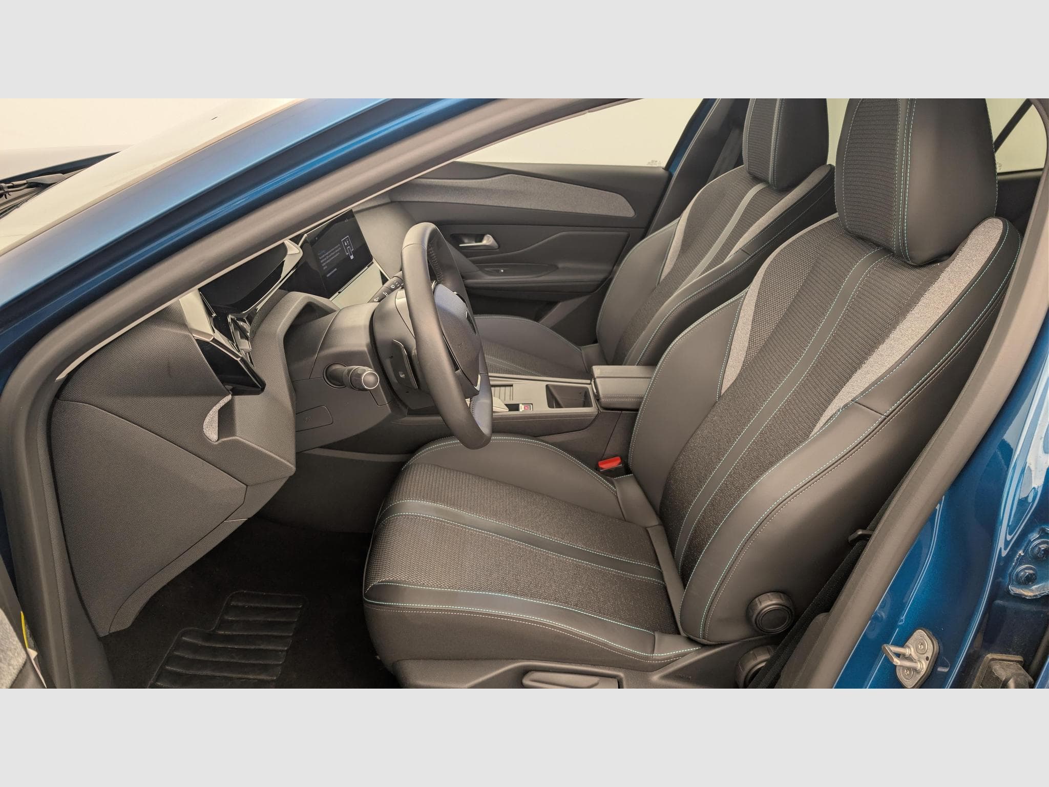 Peugeot 408 Hybrid 136 e-DCS6 Allure (2025) - Foto 16