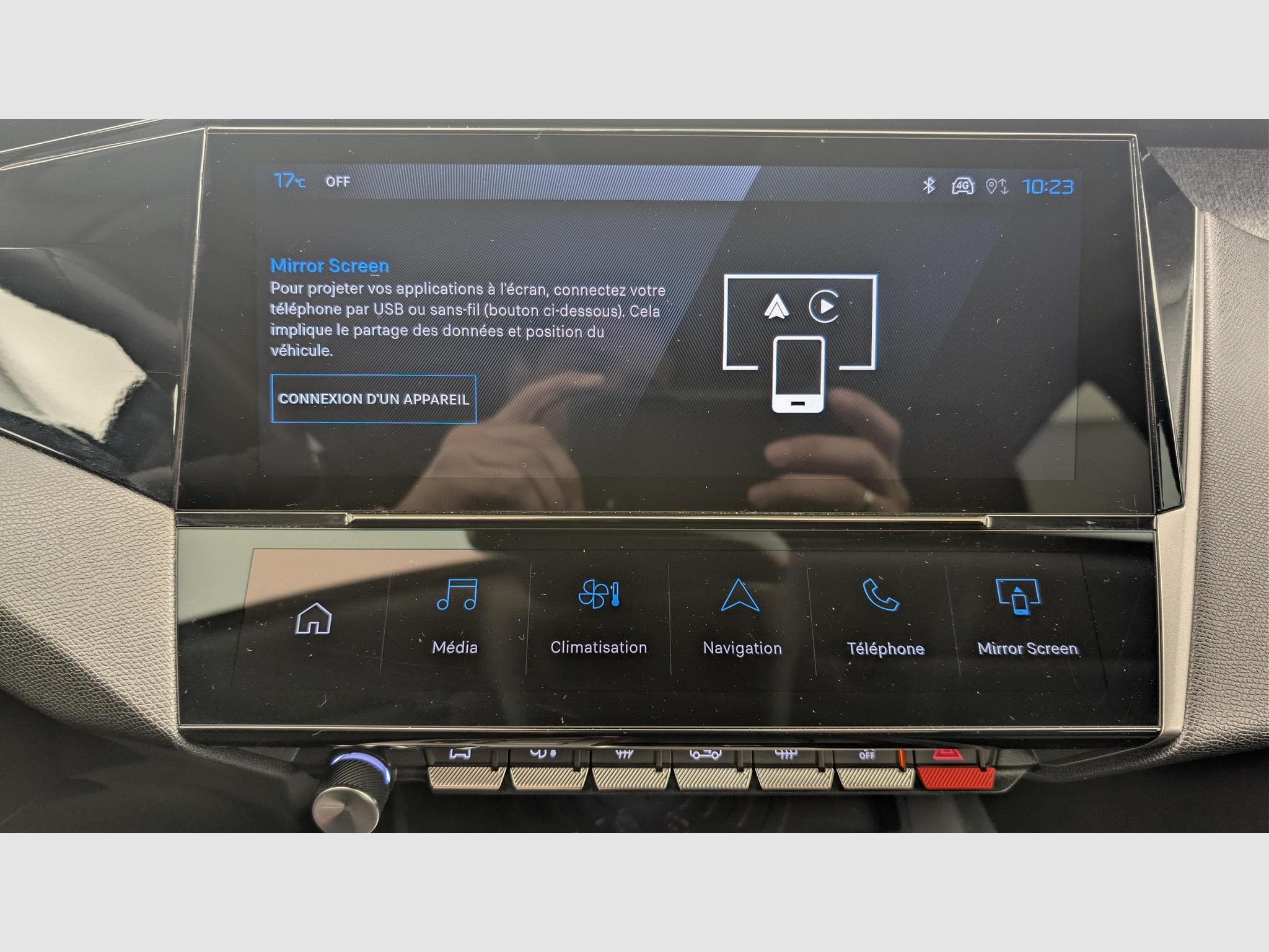 Peugeot 408 Hybrid 136 e-DCS6 Allure (2025) - Foto 19