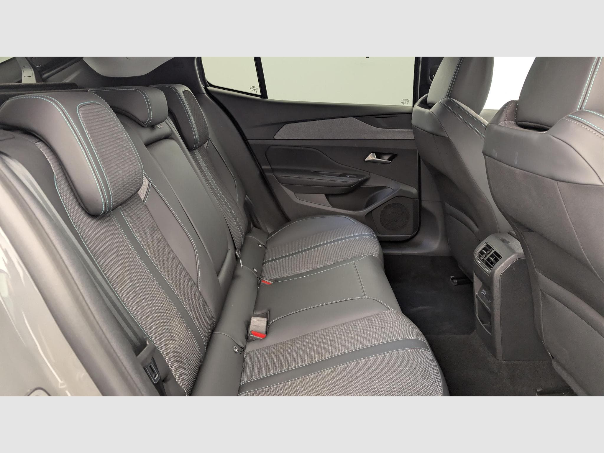 Peugeot 408 Hybrid 136 e-DCS6 Allure (2025) - Foto 10
