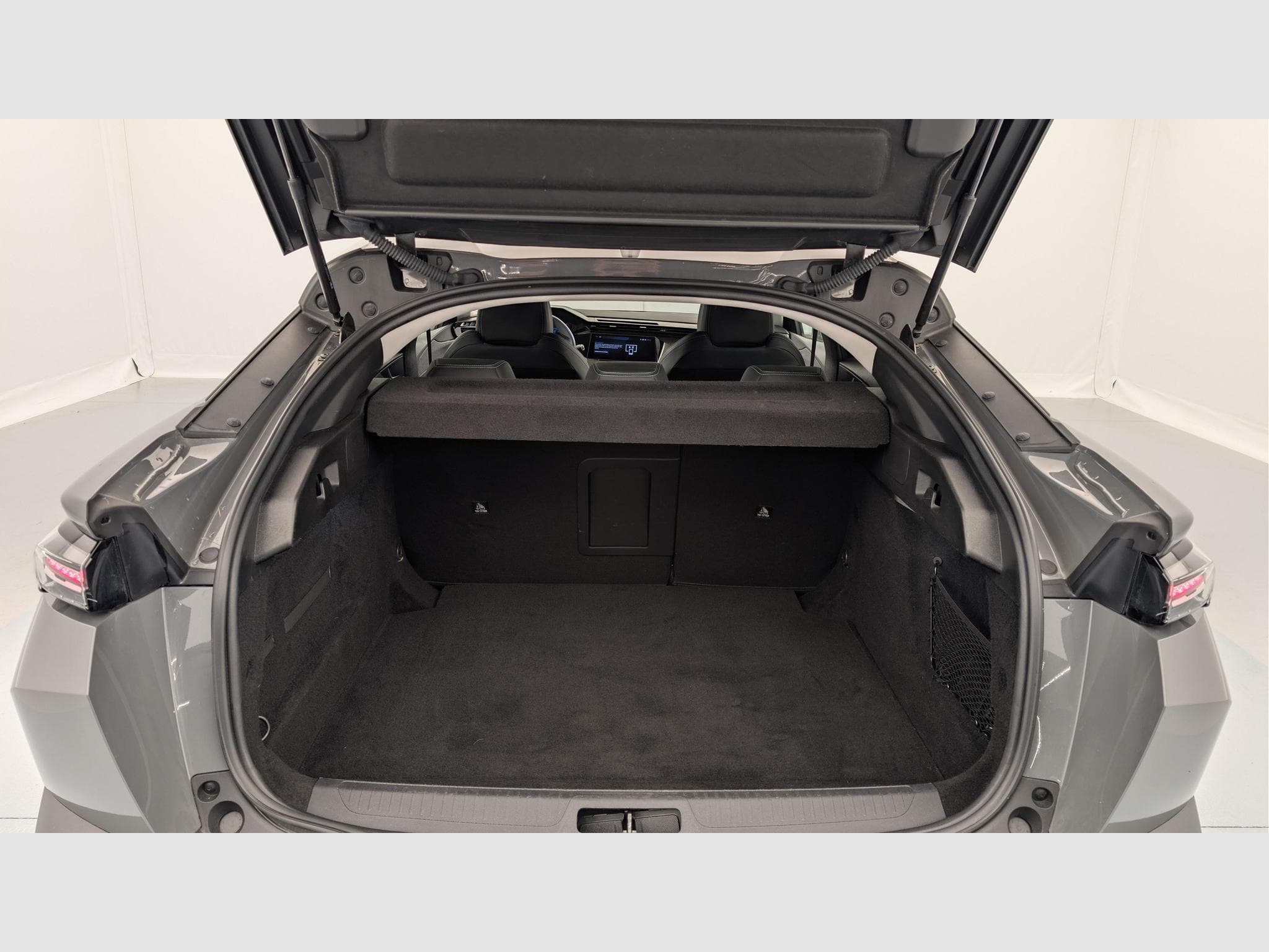 Peugeot 408 Hybrid 136 e-DCS6 Allure (2025) - Foto 11