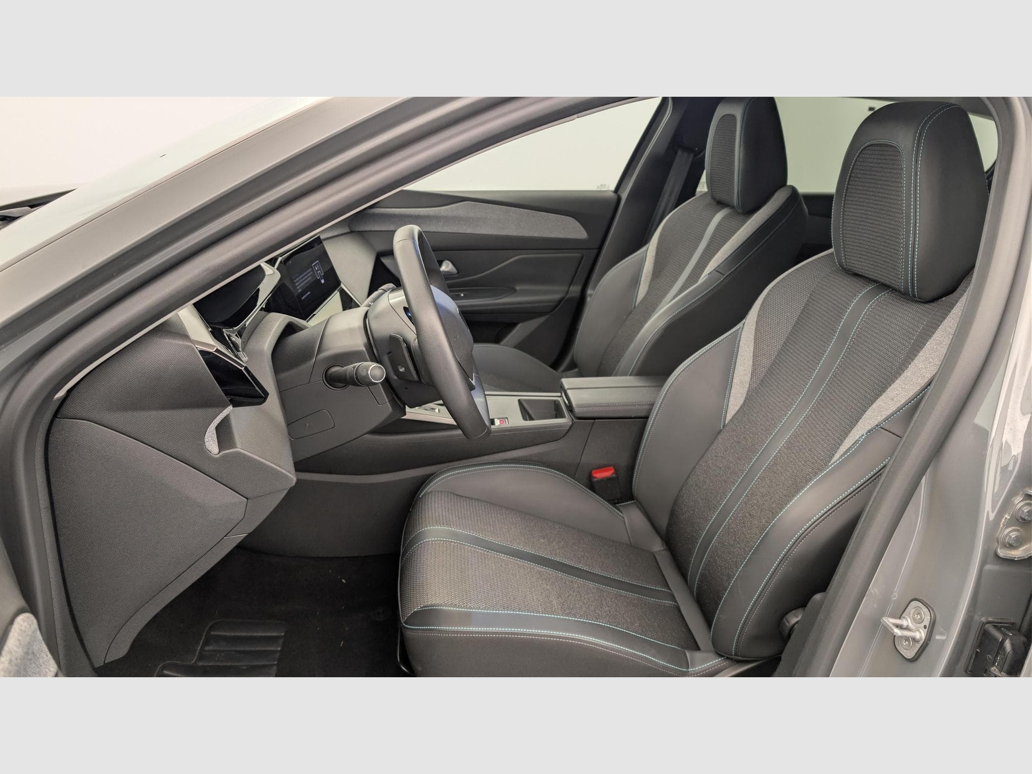 Peugeot 408 Hybrid 136 e-DCS6 Allure (2025) - Foto 13