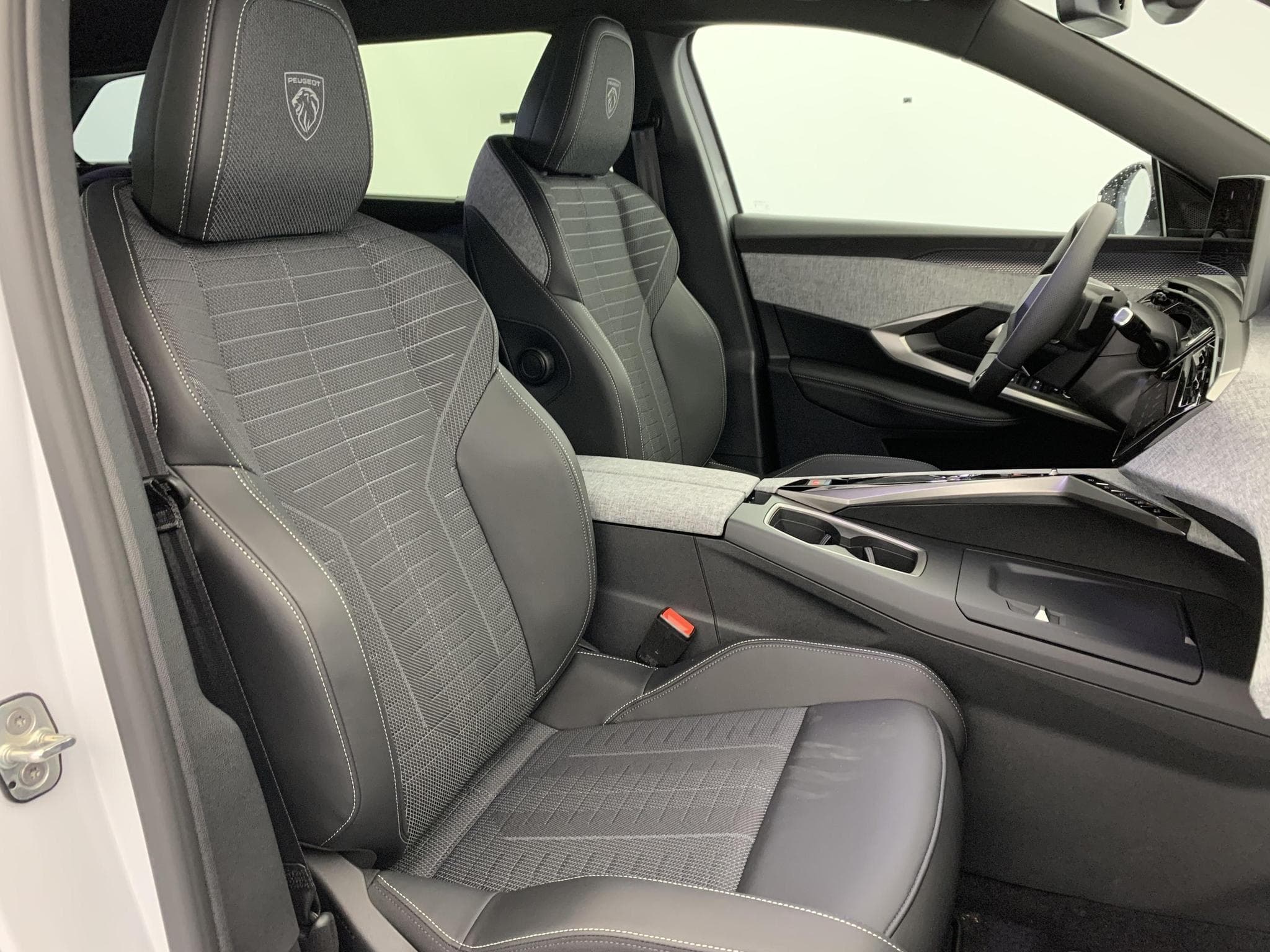 Peugeot 5008 Hybrid 145 e-DCS6 GT (2025) - Foto 9