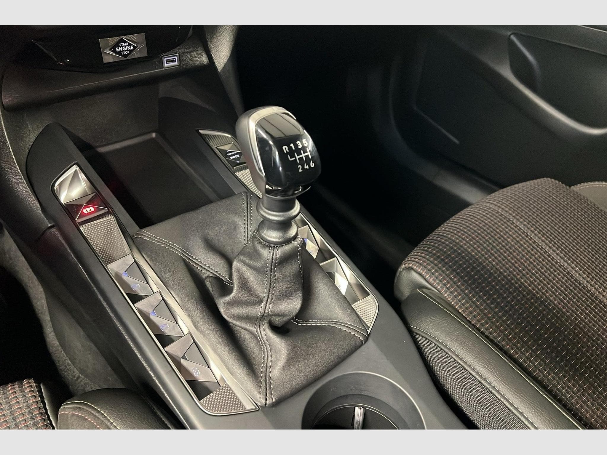 DS Automobiles DS3 PureTech 100 BVM6 Performance Line (2024) - Foto 16