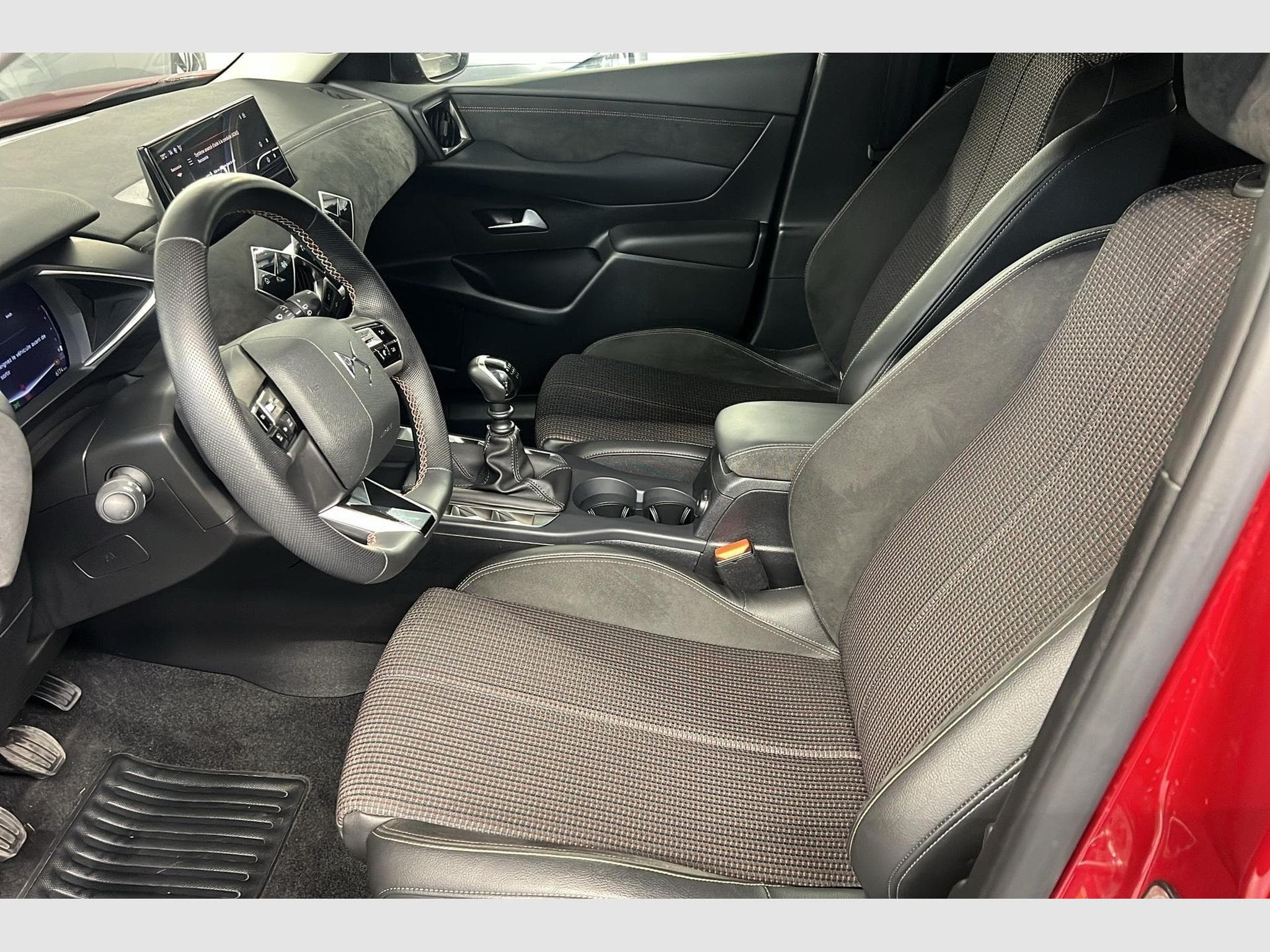DS Automobiles DS3 PureTech 100 BVM6 Performance Line (2024) - Foto 9